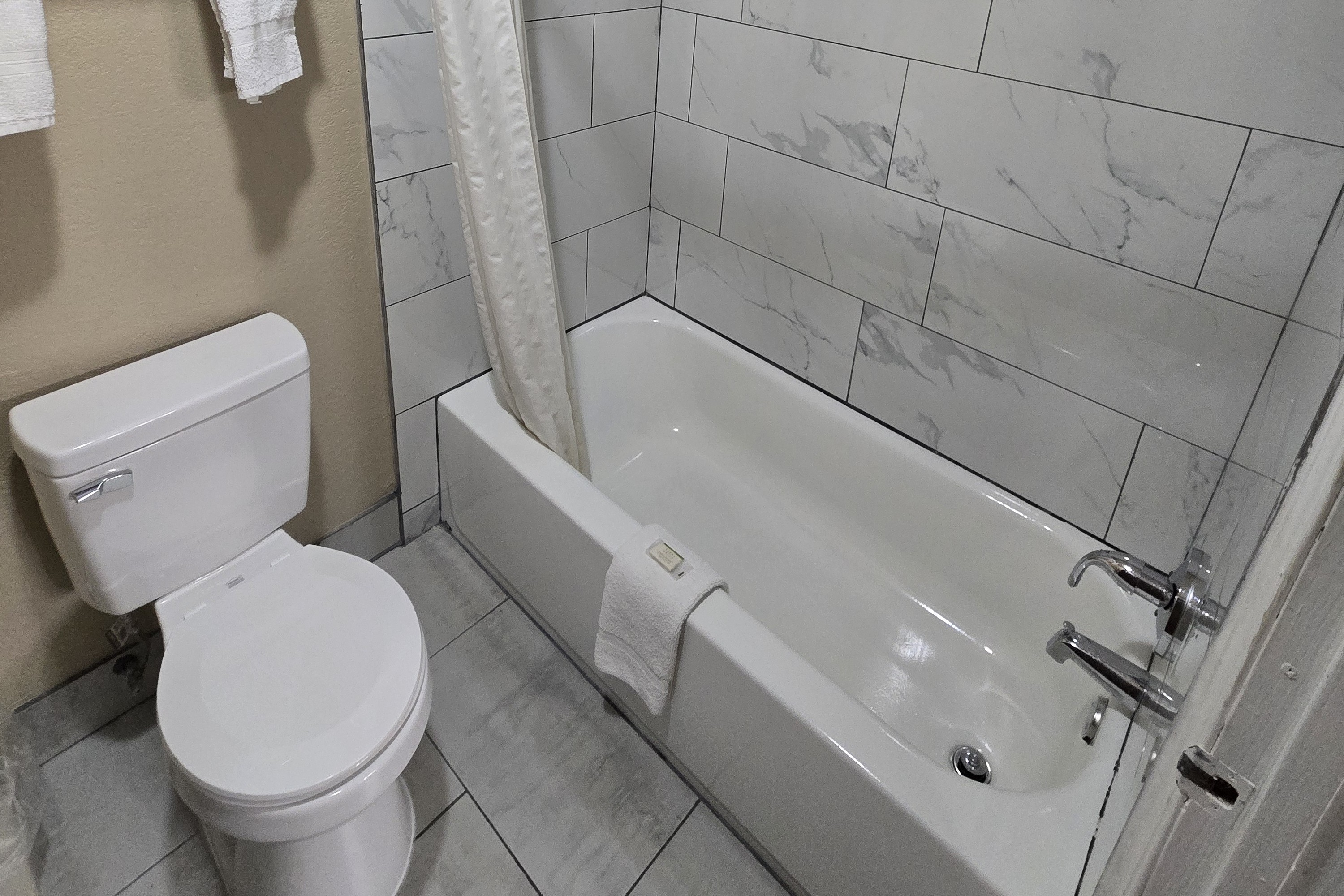 Guest room bath at the Super 8 by Wyndham Kansas City in Kansas City, Missouri