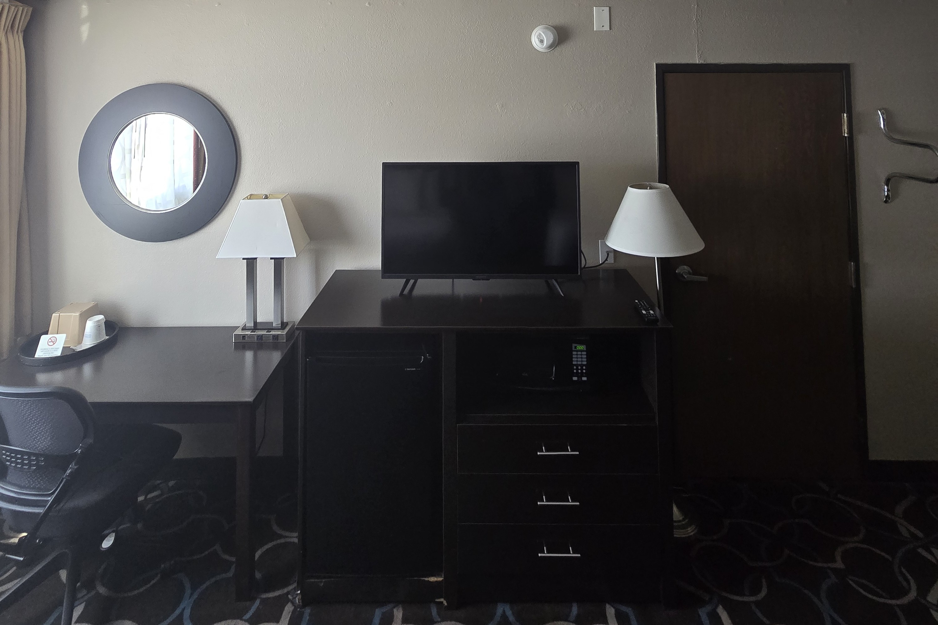 Guest room at the Super 8 by Wyndham Kansas City in Kansas City, Missouri