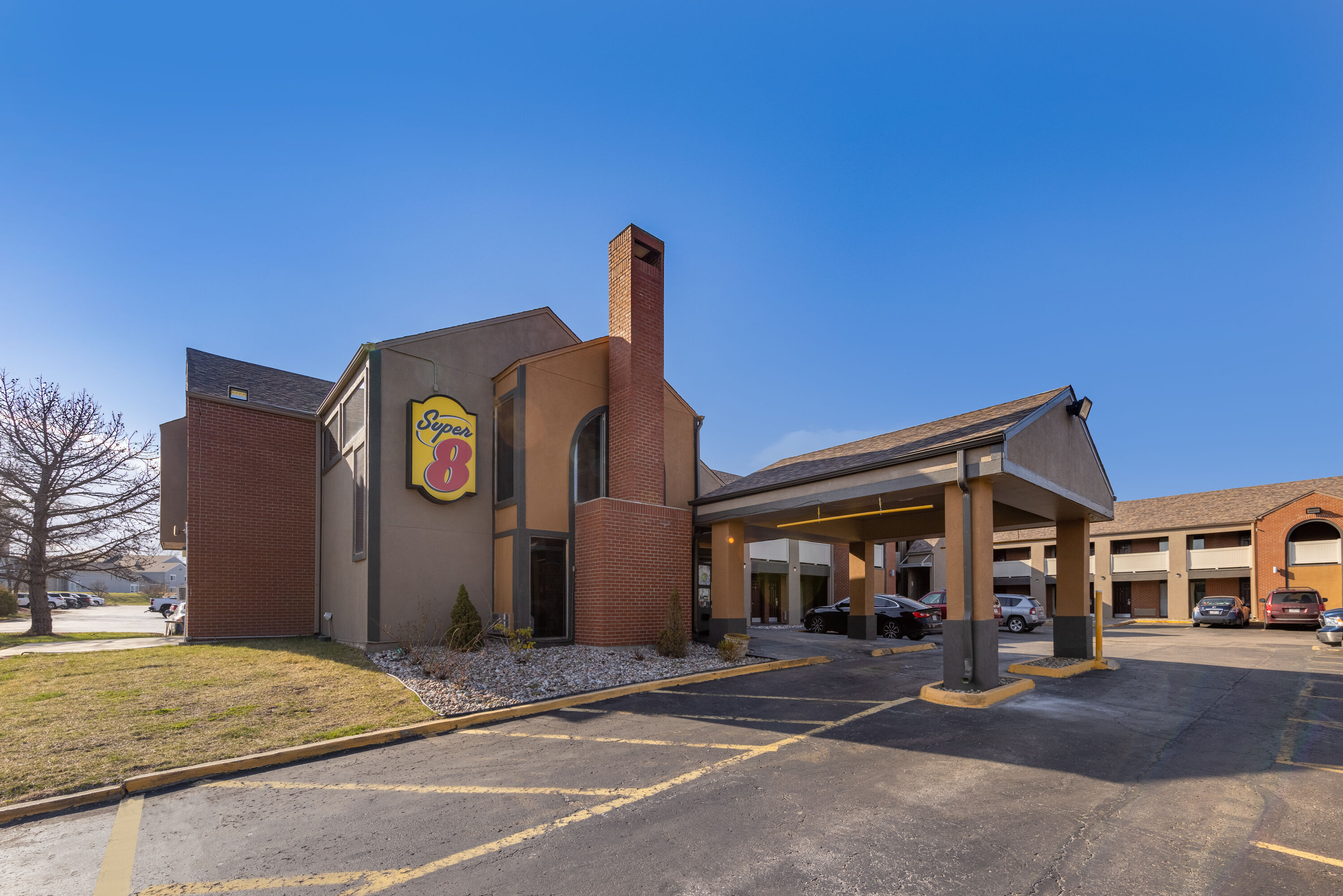 Exterior Day Image of Super 8 by Wyndham Kansas City Airport North hotel in Kansas City, Missouri