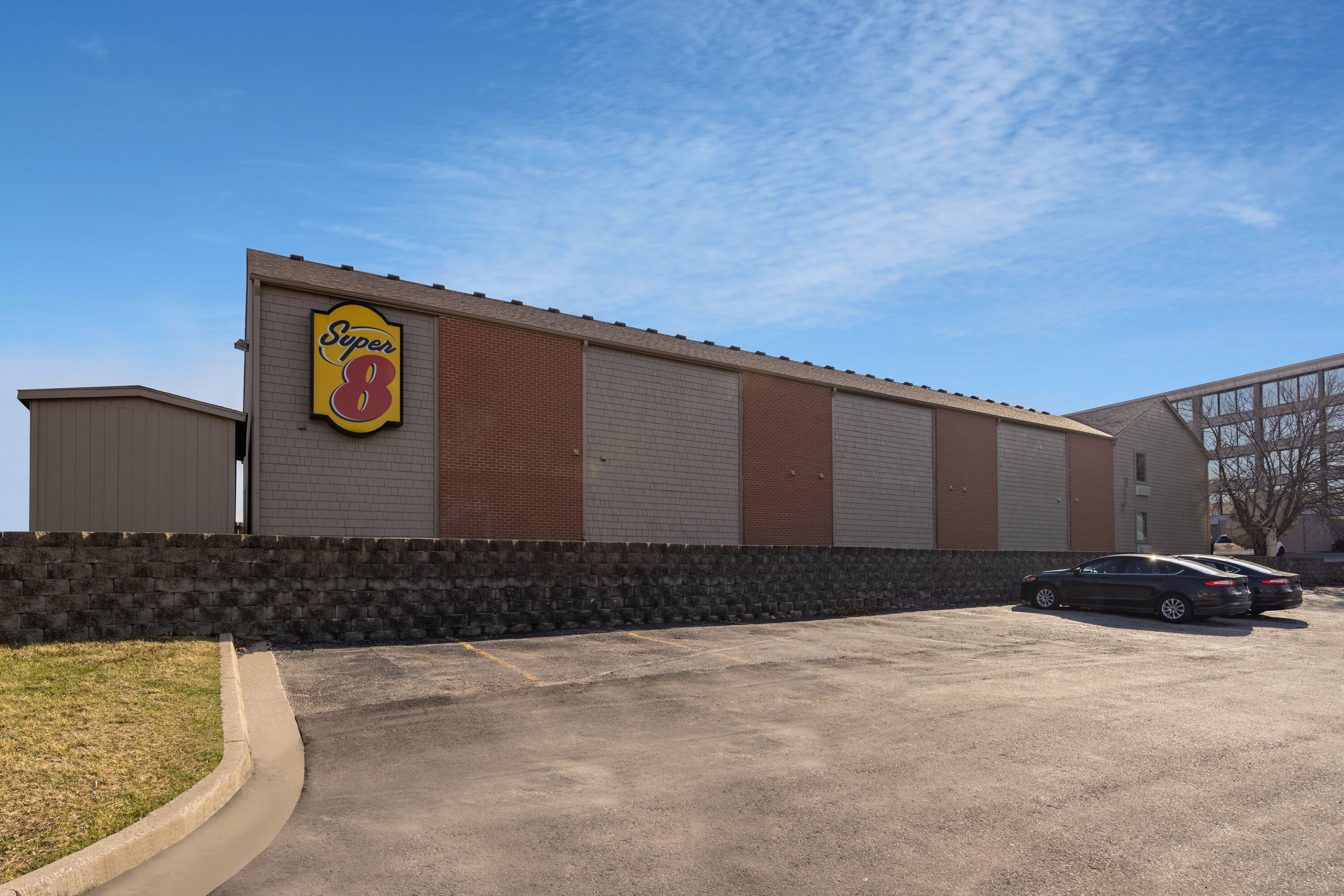 Exterior Day Image of Super 8 by Wyndham Kansas City Airport North hotel in Kansas City, Missouri