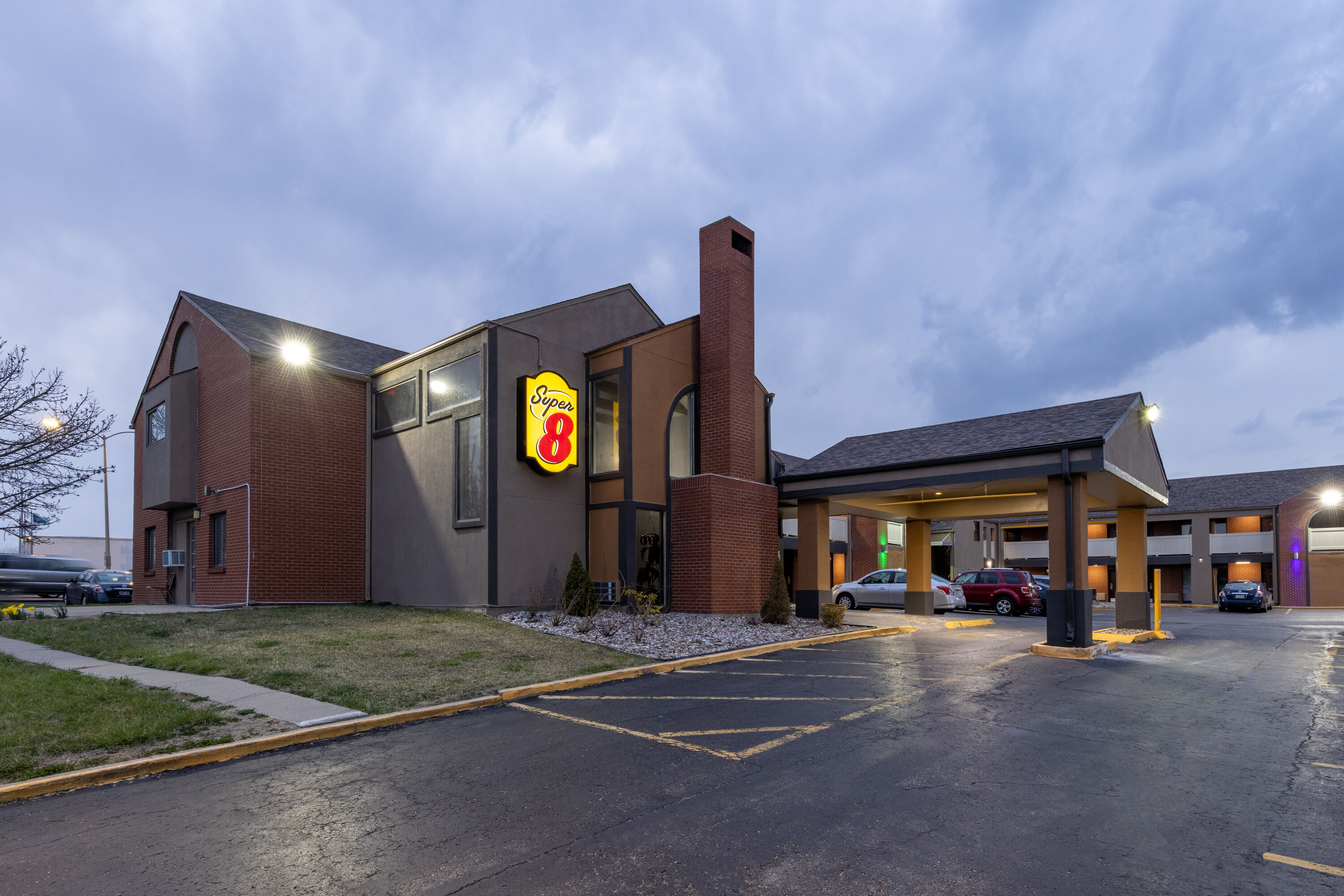 Exterior Dusk Image of Super 8 by Wyndham Kansas City Airport North hotel in Kansas City, Missouri