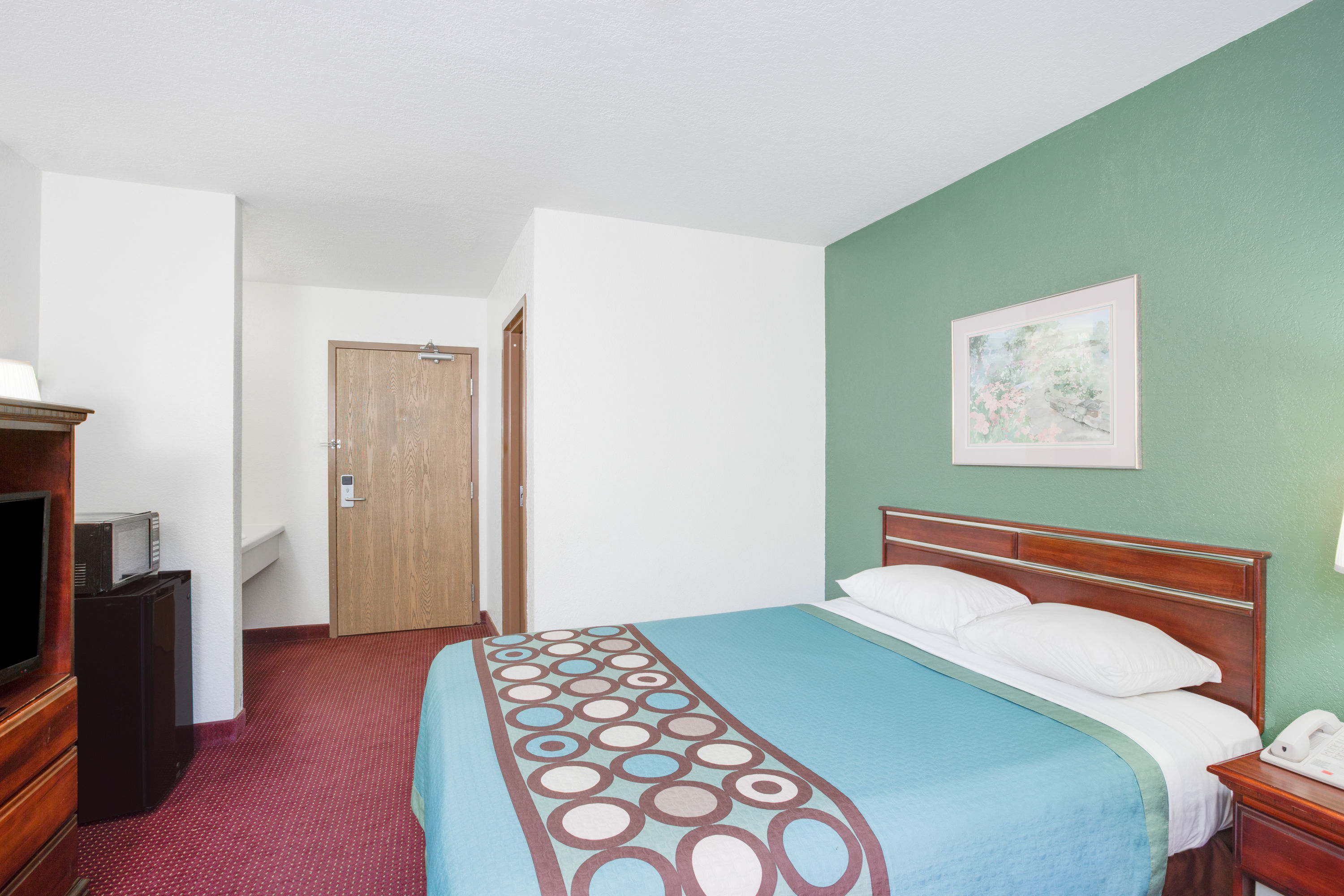 Guest room at the Super 8 by Wyndham Kennett in Kennett, Missouri