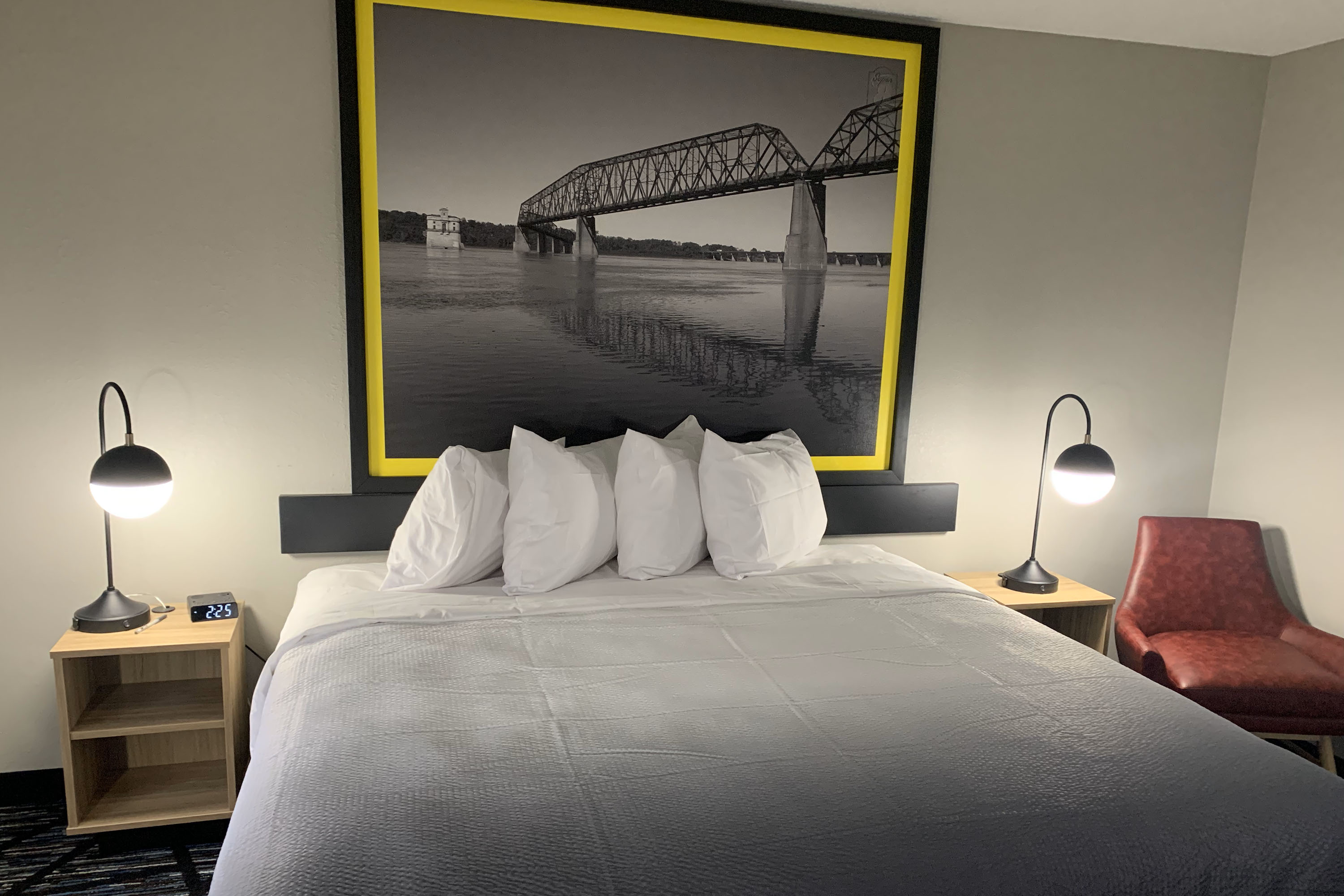 Guest room at the Super 8 by Wyndham Kirksville University Area in Kirksville, Missouri