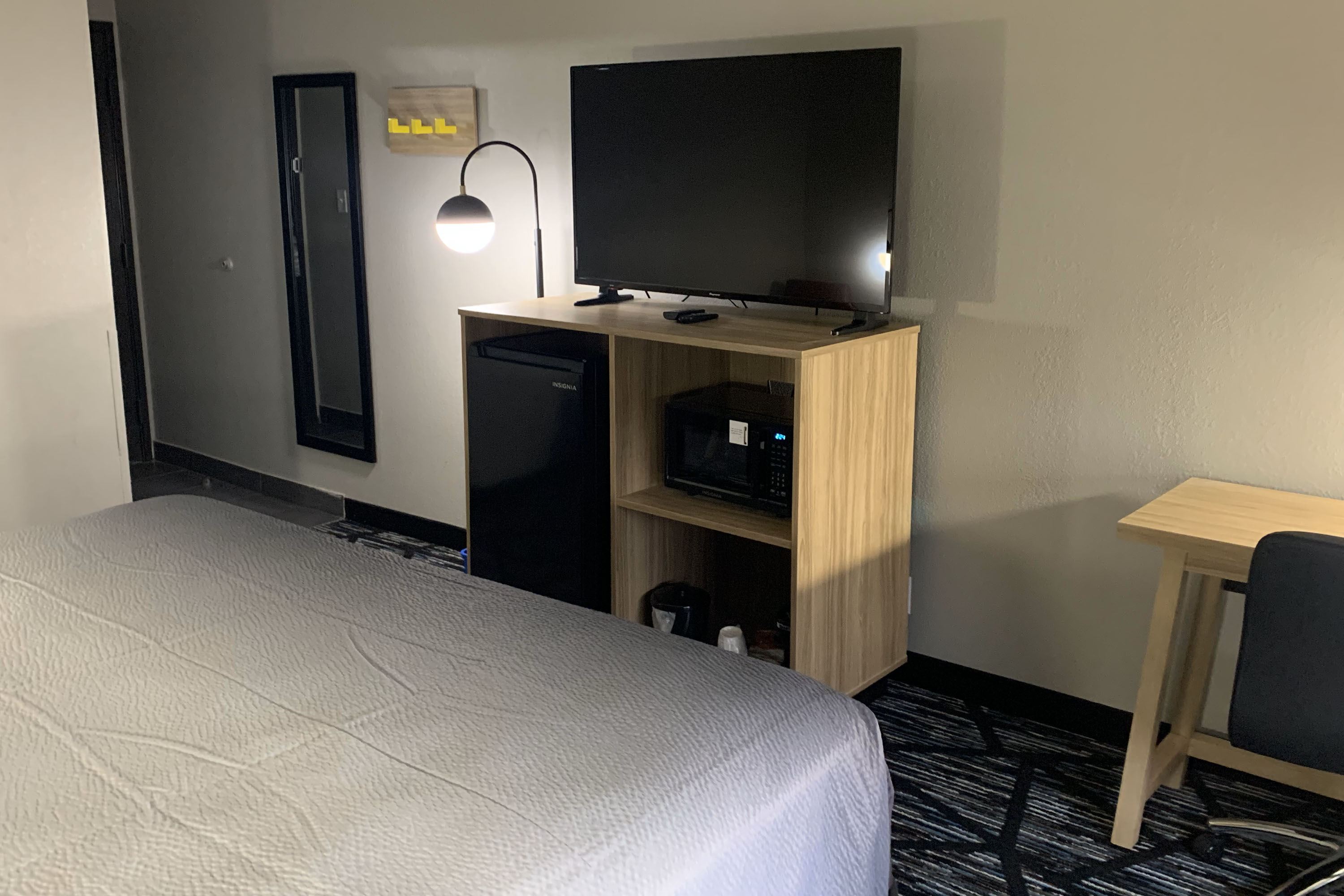 Guest room at the Super 8 by Wyndham Kirksville University Area in Kirksville, Missouri