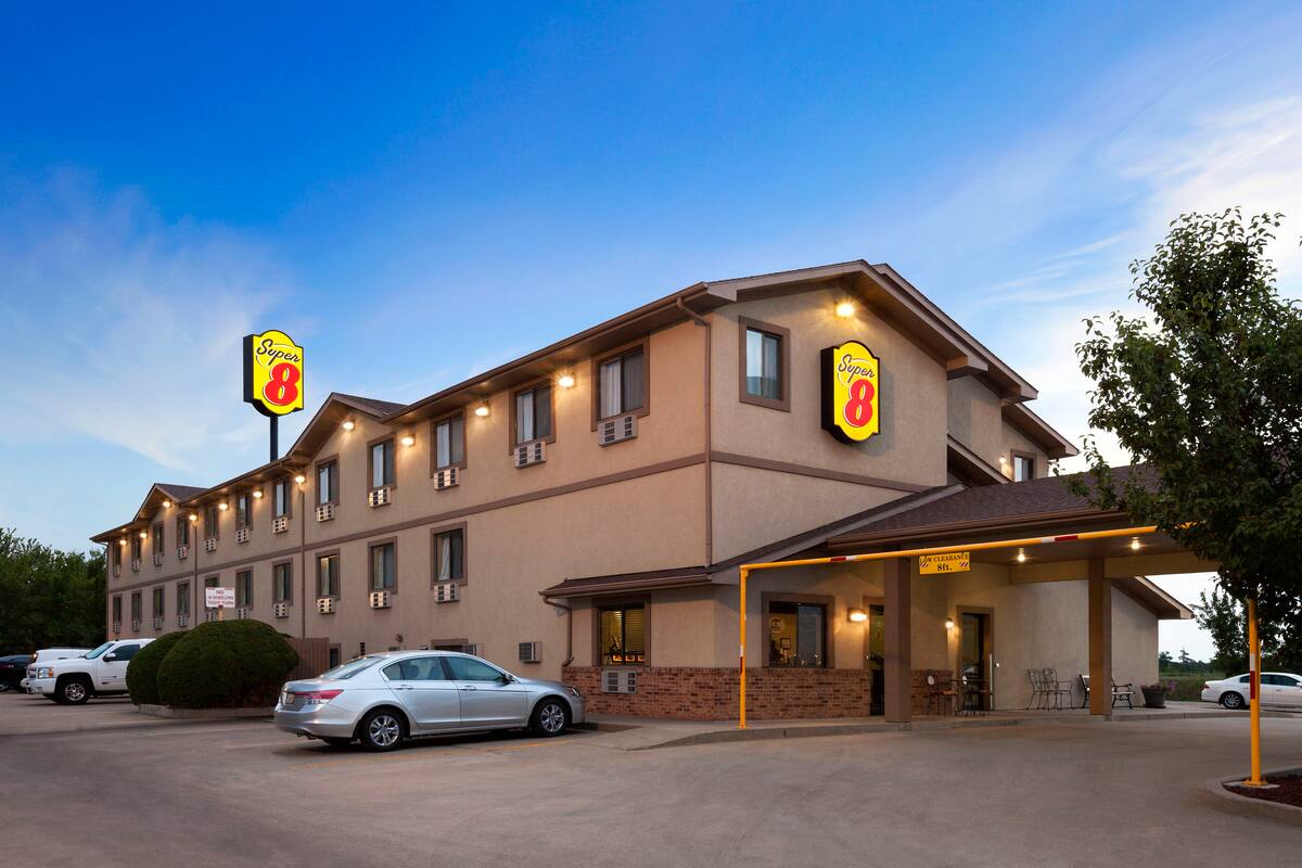 Super 8 Macon Hotels Mo 63552 1950 Exterior Of Super 8 Macon Hotel In Missouri