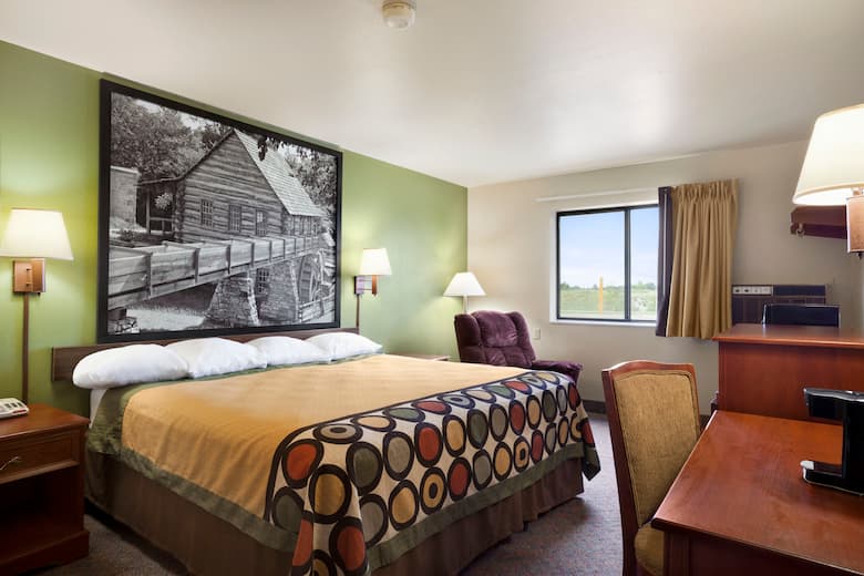 Super 8 Macon Hotels Mo 63552 1950 Guest Room At The Super 8 Macon In Missouri