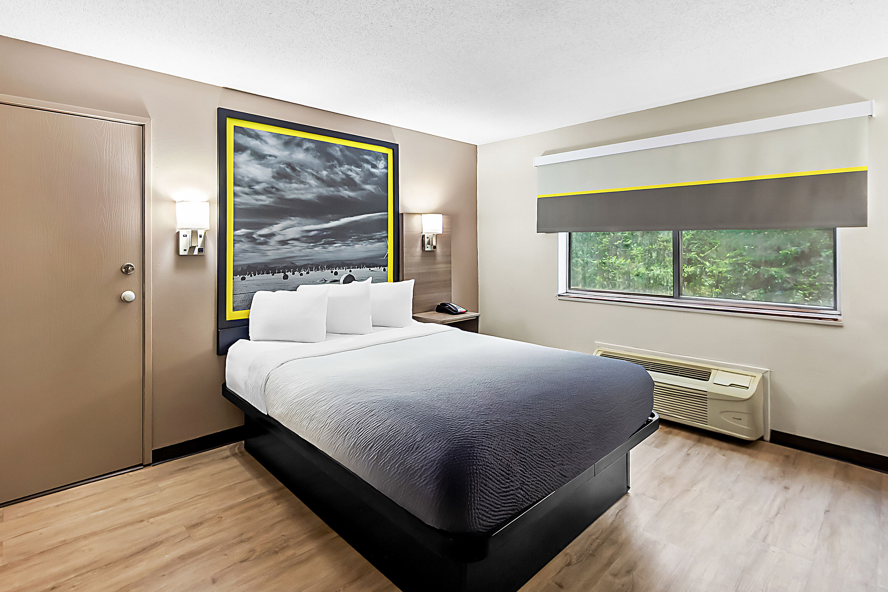 Queen bed guest room at the Super 8 by Wyndham Marston in Marston, Missouri