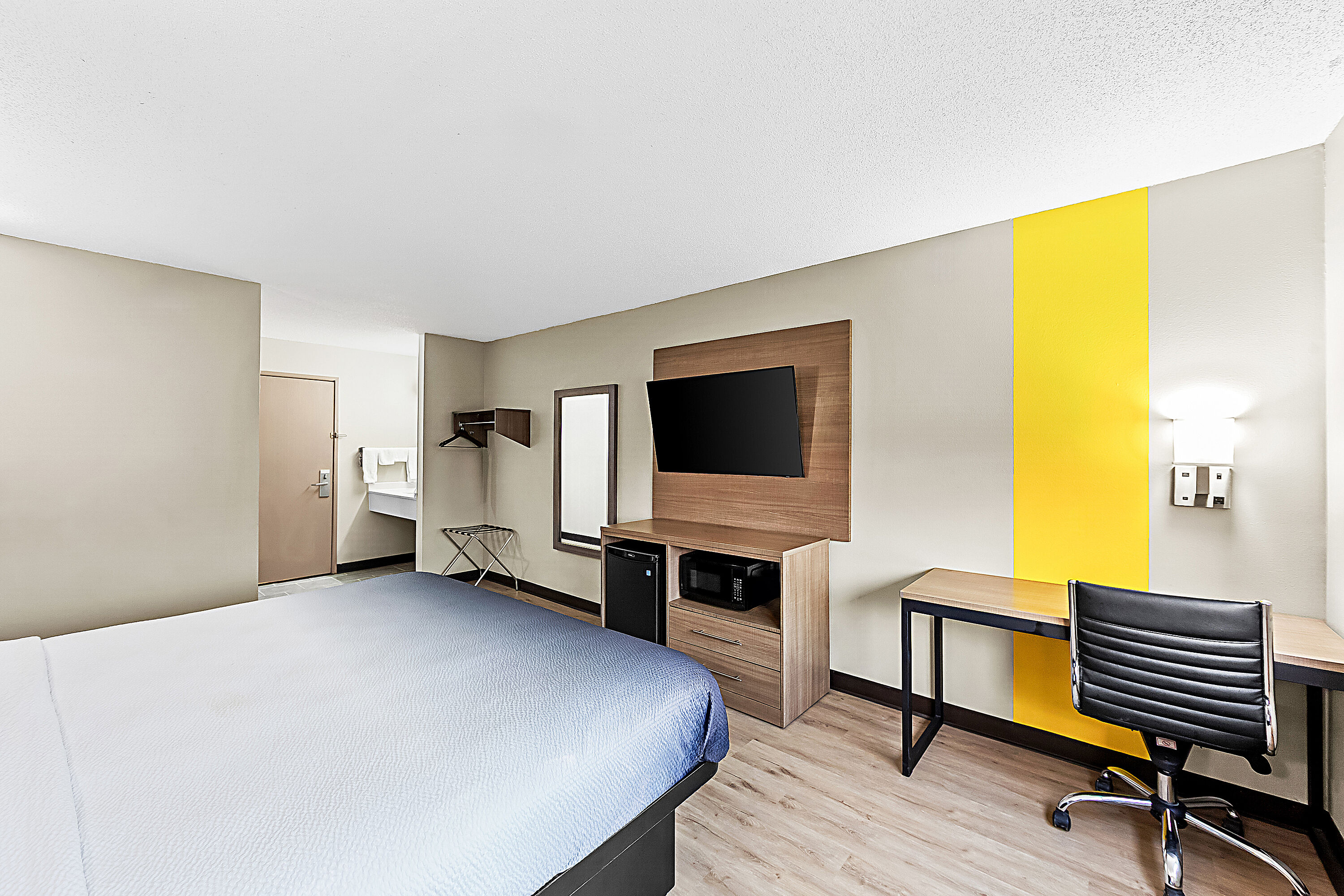 Queen bed guest room at the Super 8 by Wyndham Marston in Marston, Missouri