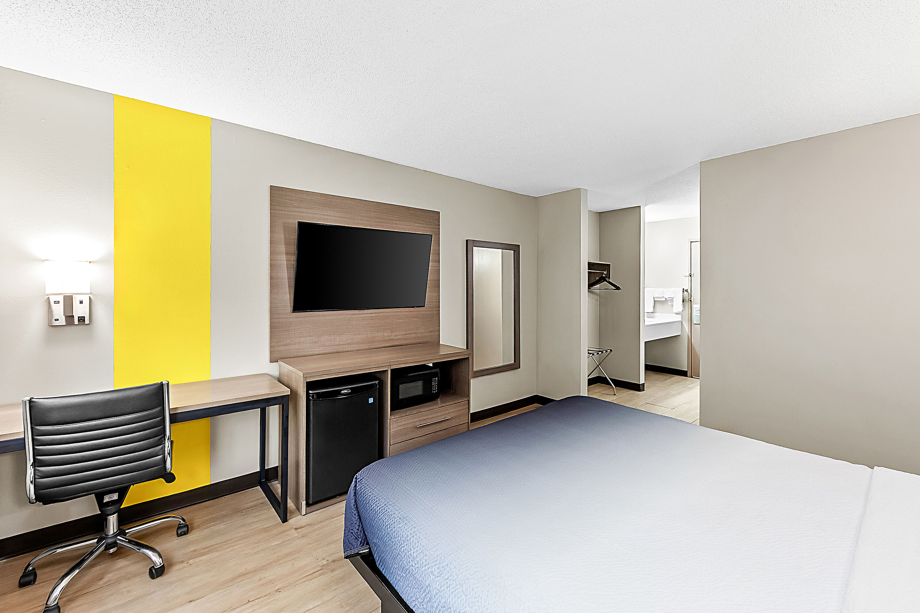 Queen bed guest room at the Super 8 by Wyndham Marston in Marston, Missouri