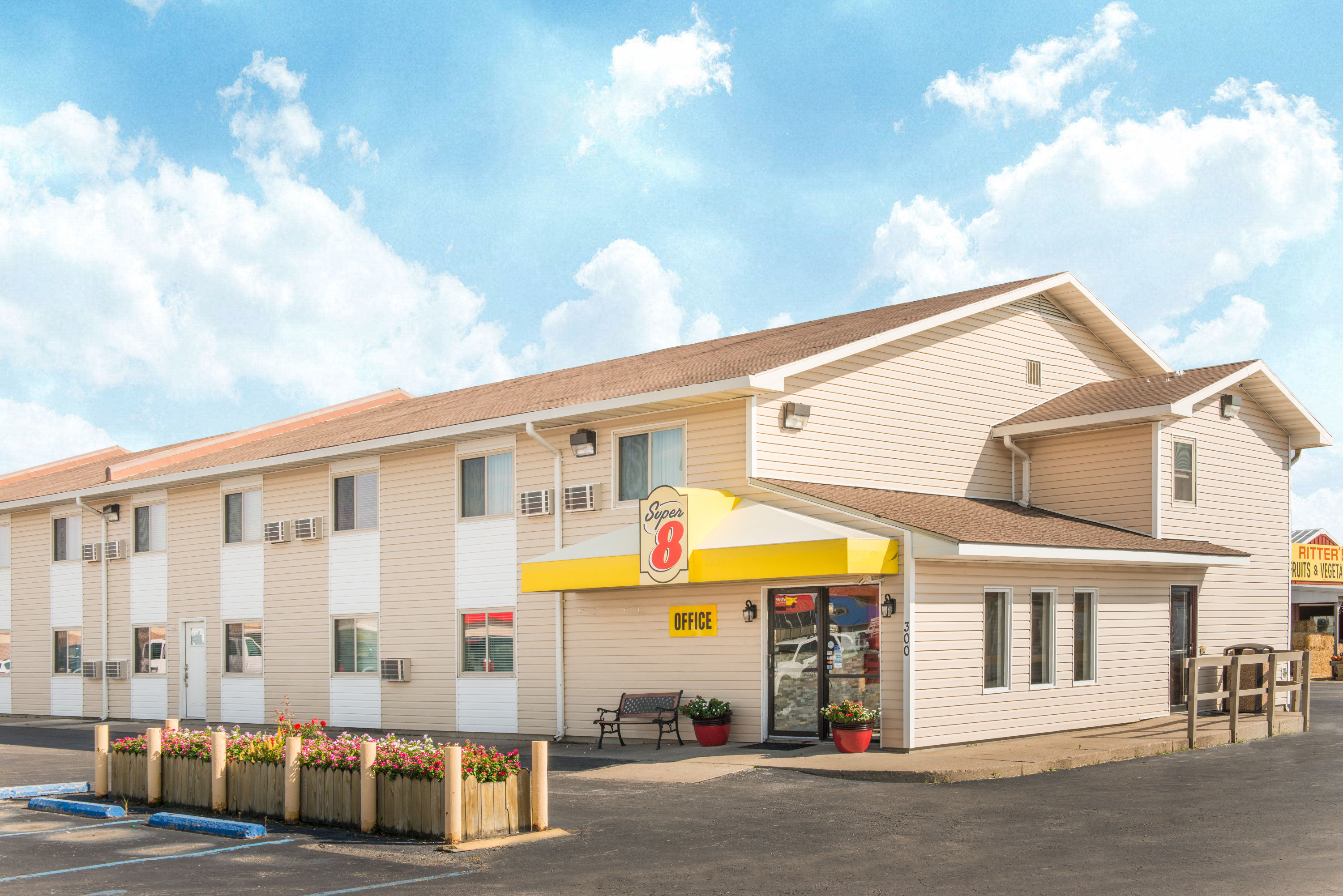 Exterior Day Image of Super 8 by Wyndham Moberly MO hotel in Moberly, Missouri