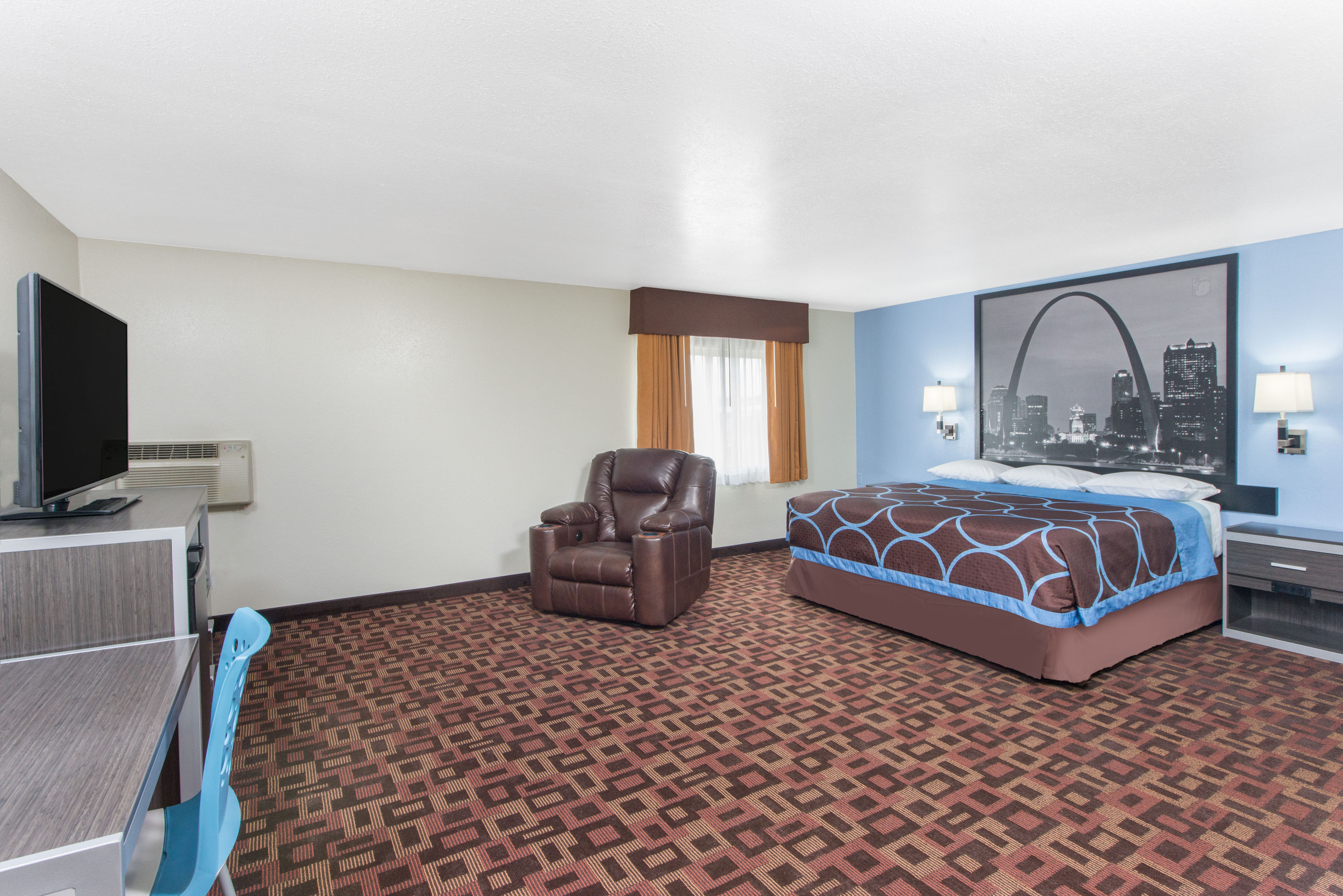 Super 8 by Wyndham Moberly MO suite in Moberly, Missouri