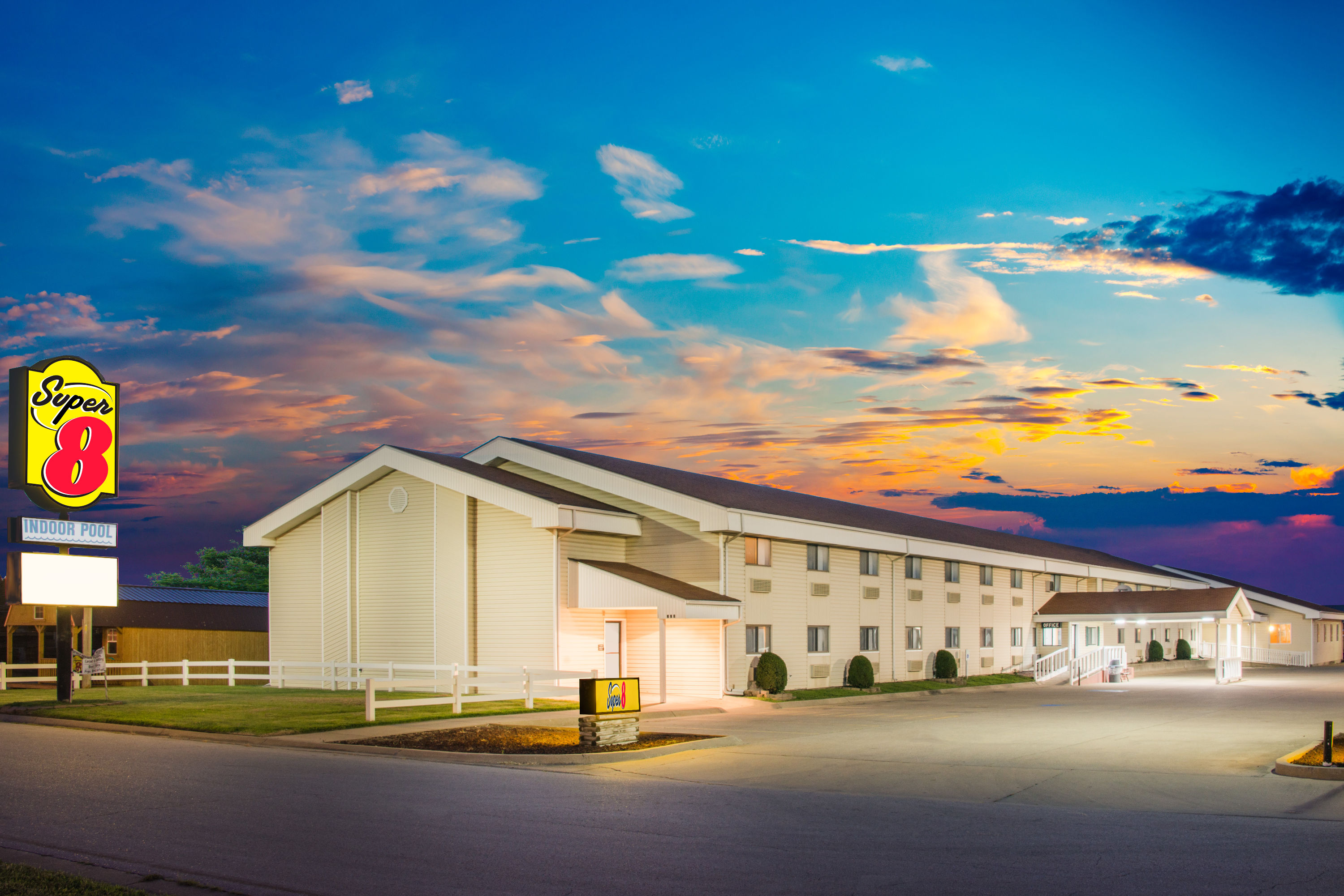 Exterior Dusk Image of Super 8 by Wyndham Nevada hotel in Nevada, Missouri