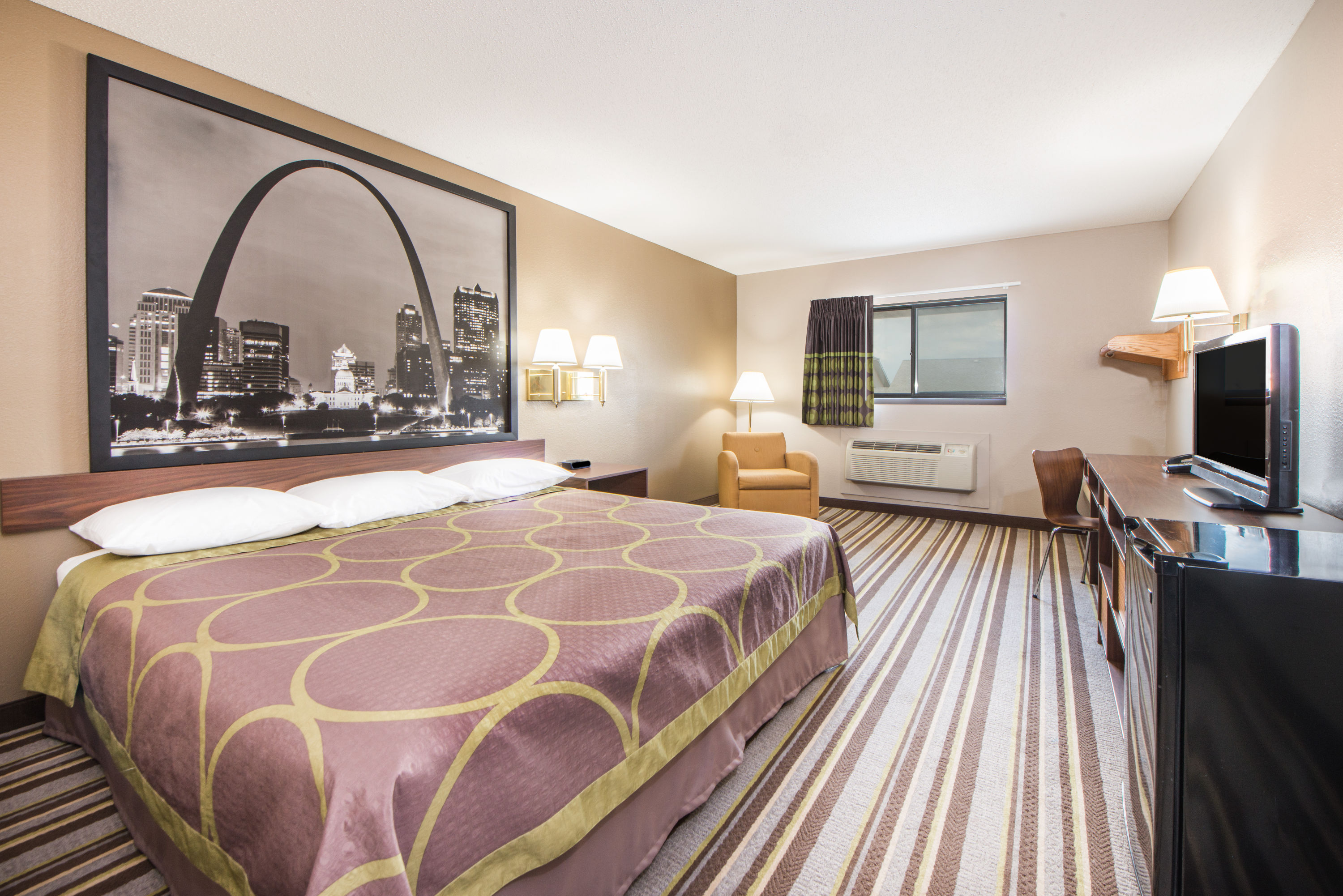 Guest room at the Super 8 by Wyndham Nevada in Nevada, Missouri