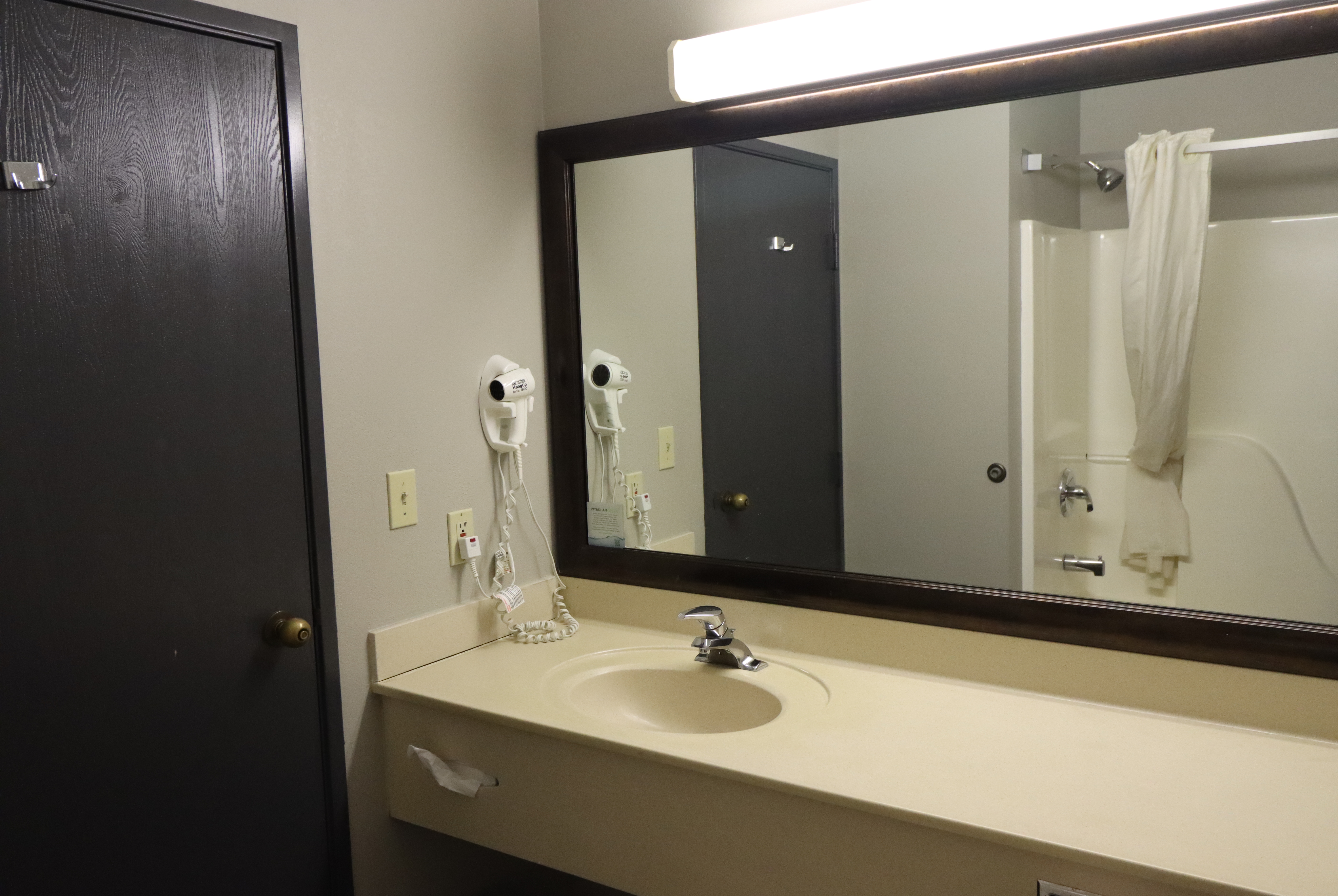 Guest room bath at the Super 8 by Wyndham Perryville in Perryville, Missouri
