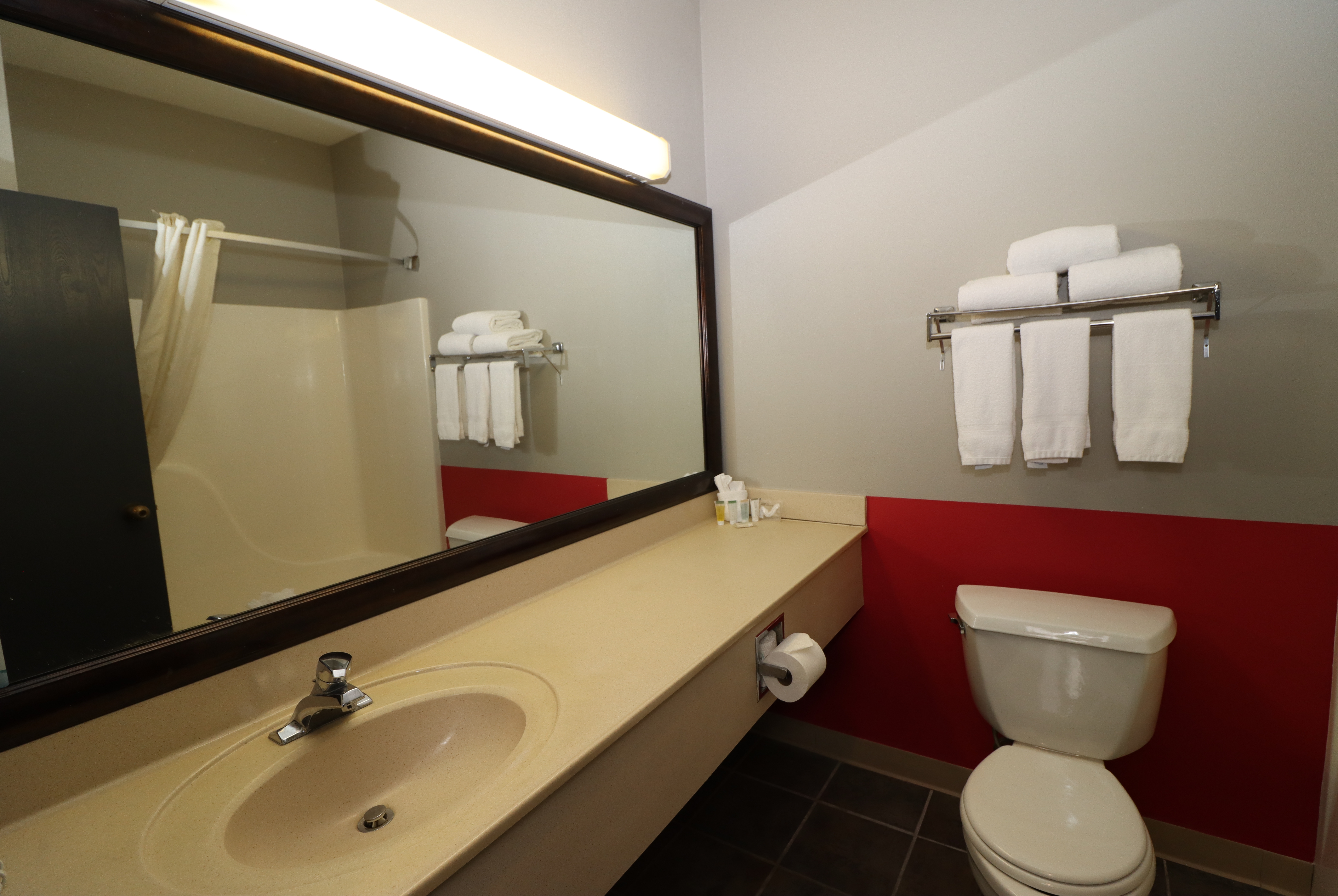 Guest room bath at the Super 8 by Wyndham Perryville in Perryville, Missouri