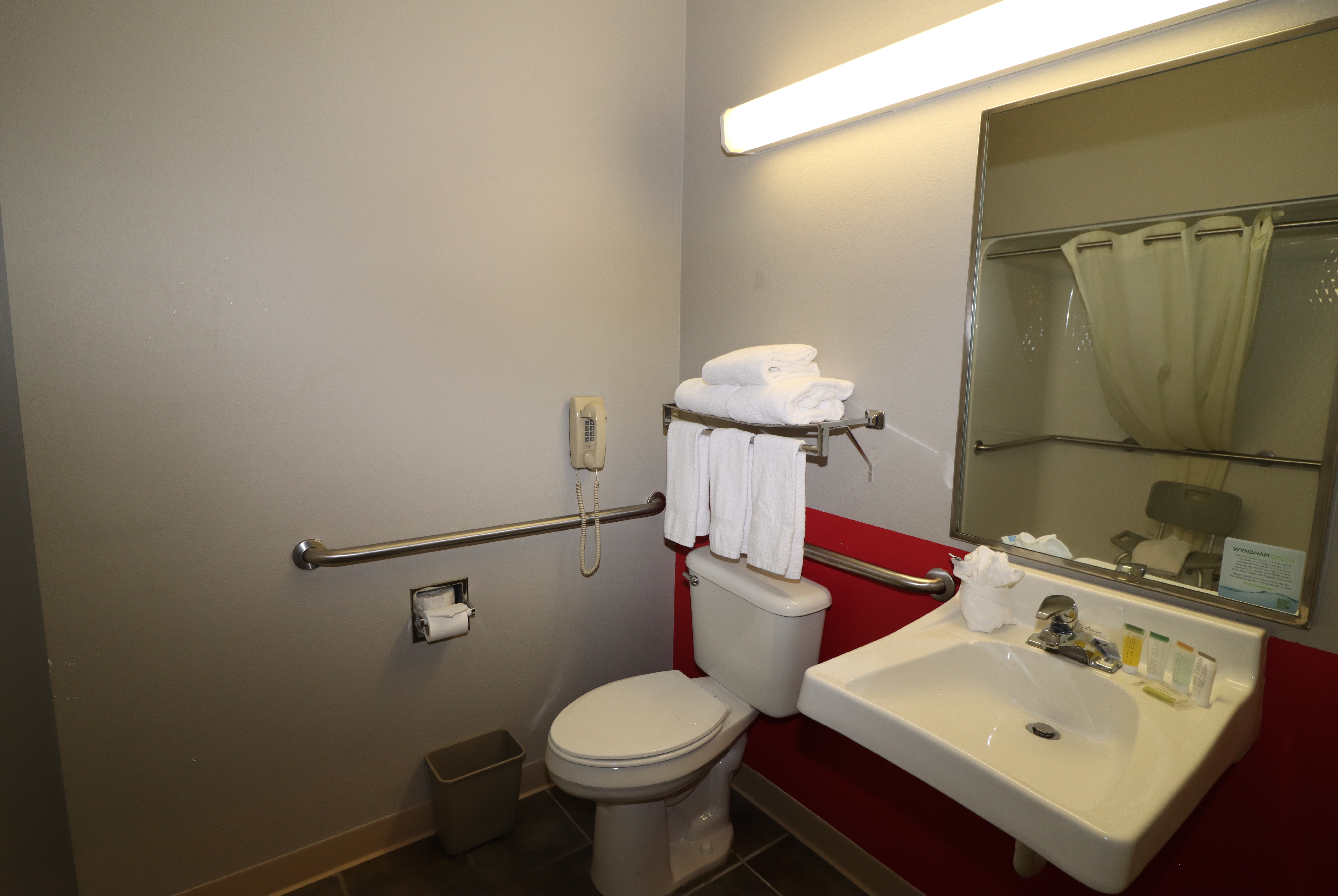 Guest room bath at the Super 8 by Wyndham Perryville in Perryville, Missouri