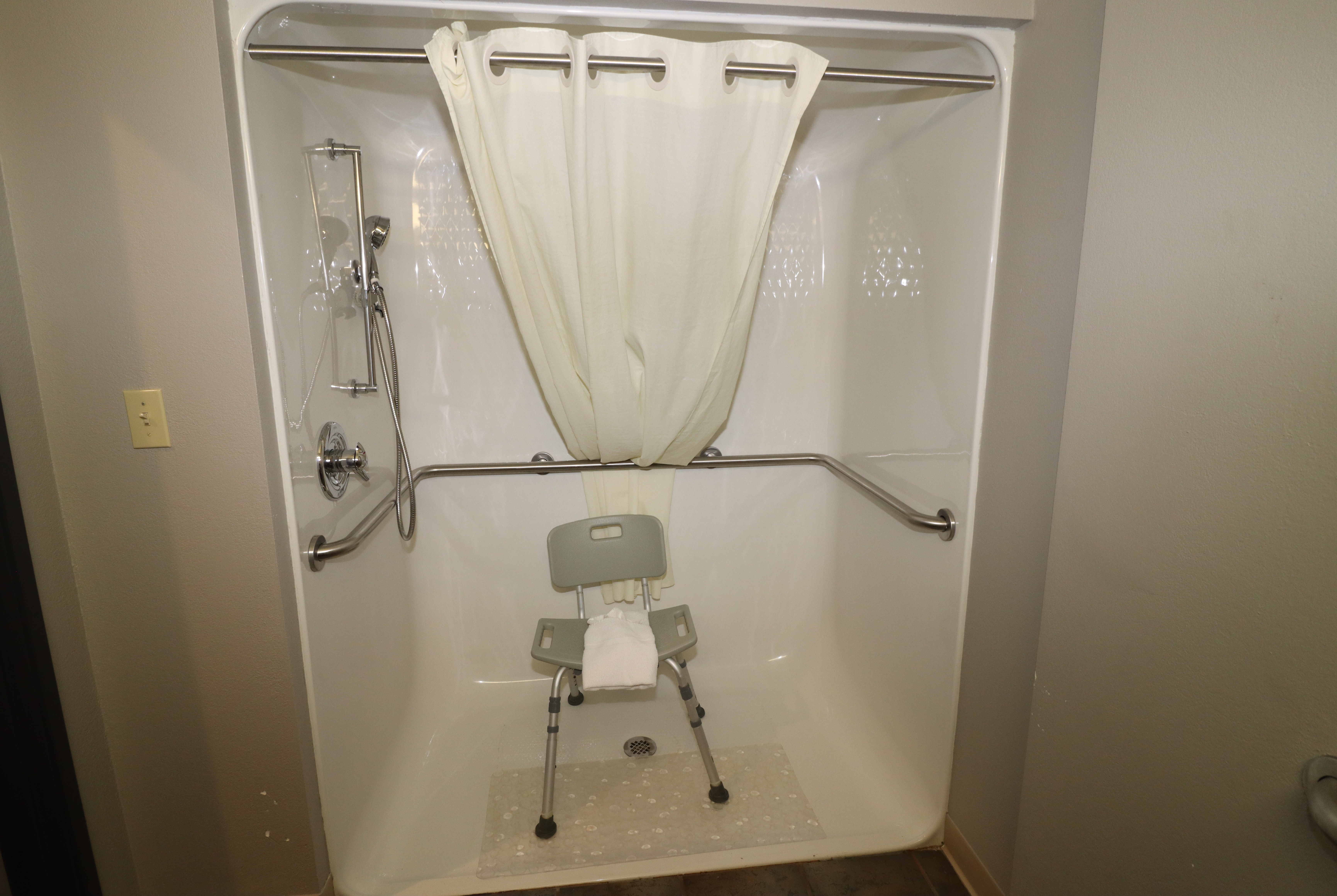 Guest room bath at the Super 8 by Wyndham Perryville in Perryville, Missouri