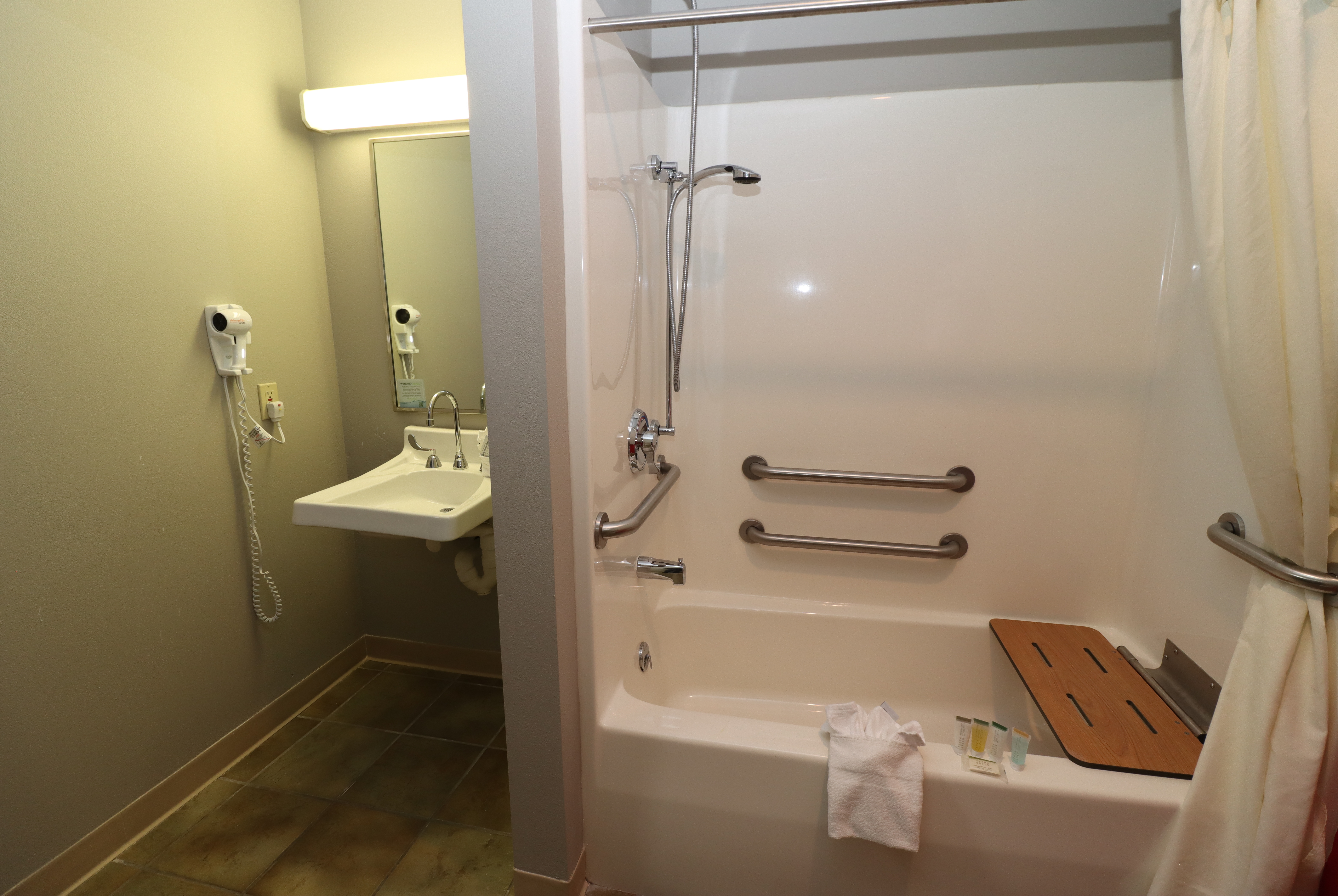 Guest room bath at the Super 8 by Wyndham Perryville in Perryville, Missouri