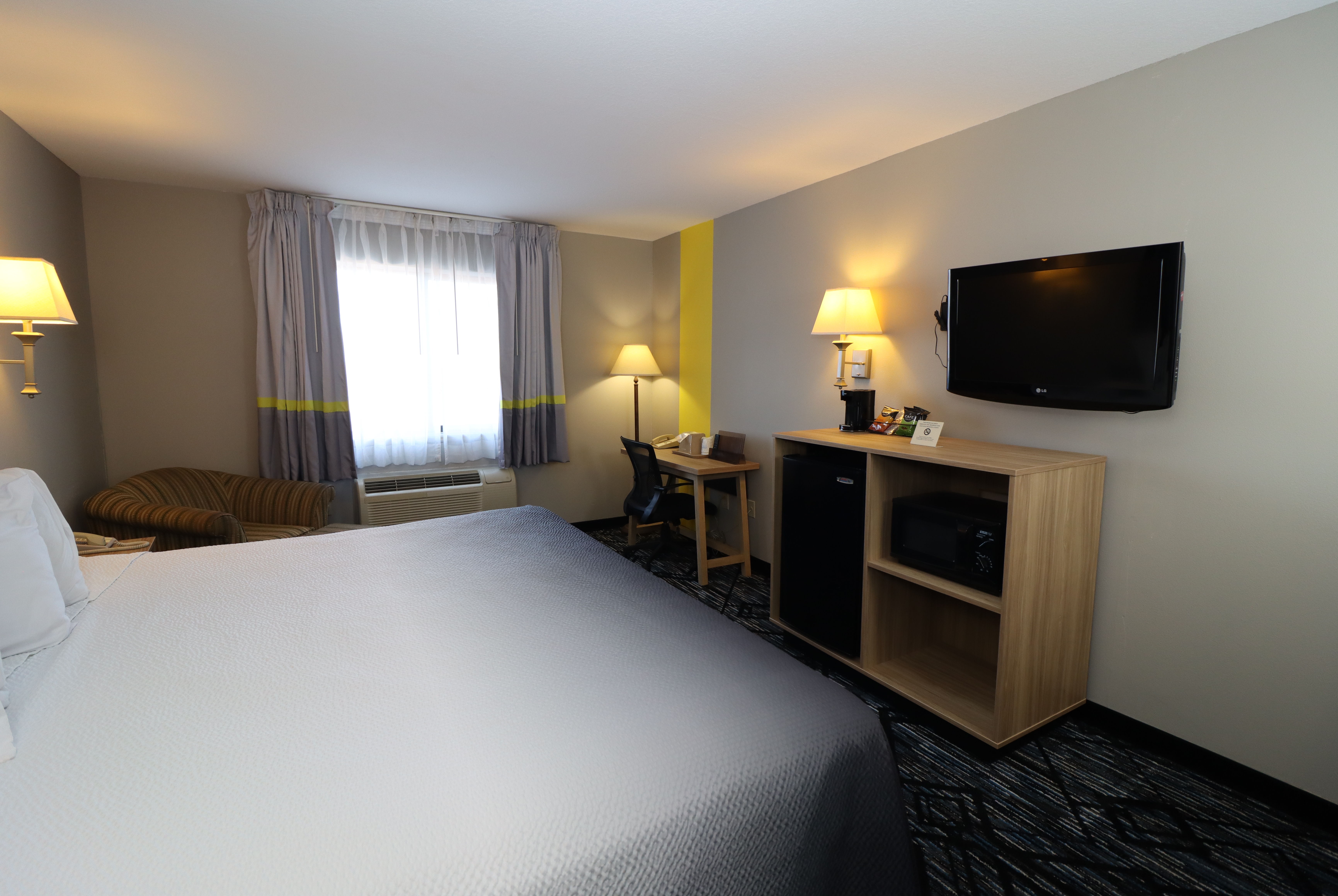 Guest room at the Super 8 by Wyndham Perryville in Perryville, Missouri