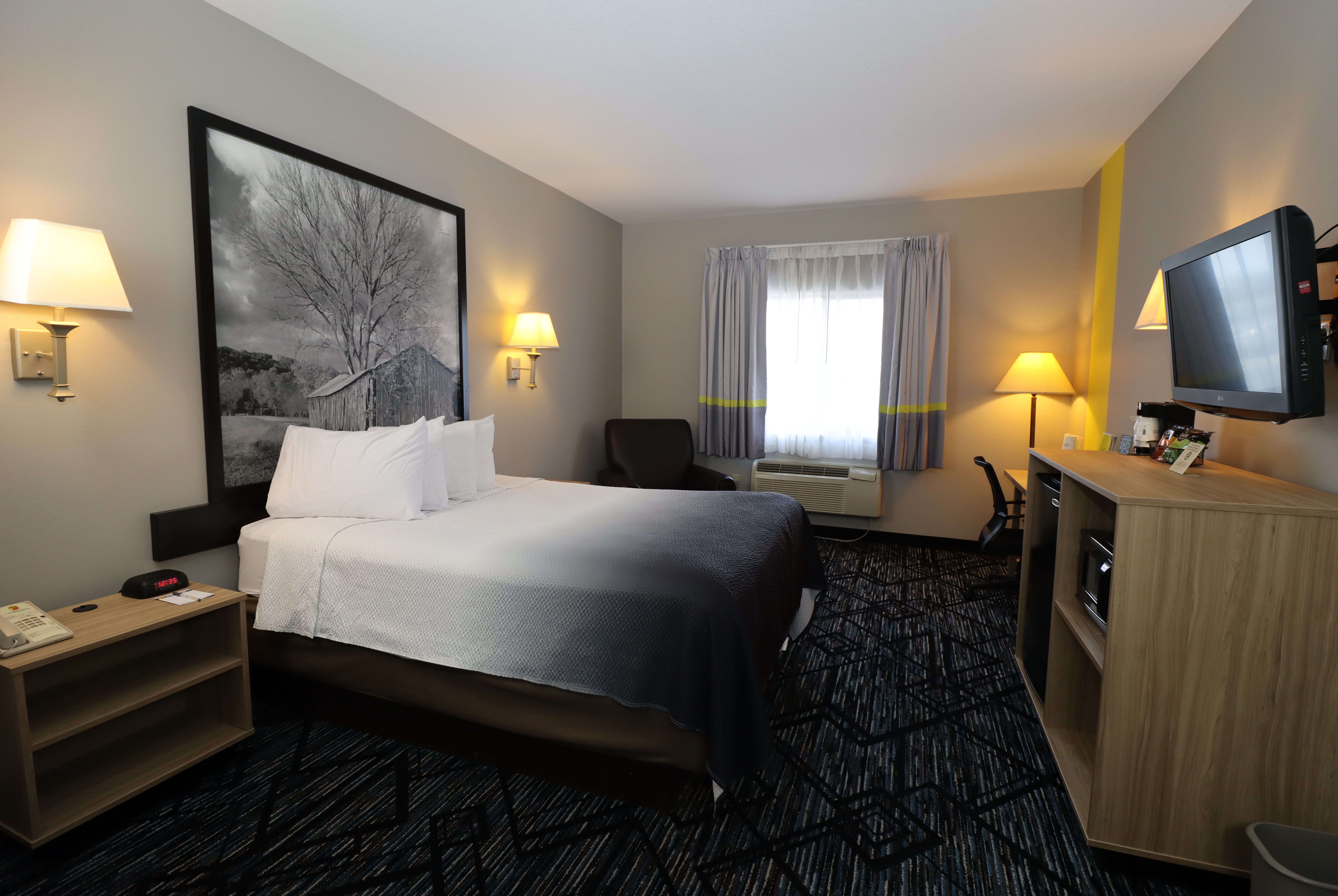 Guest room at the Super 8 by Wyndham Perryville in Perryville, Missouri