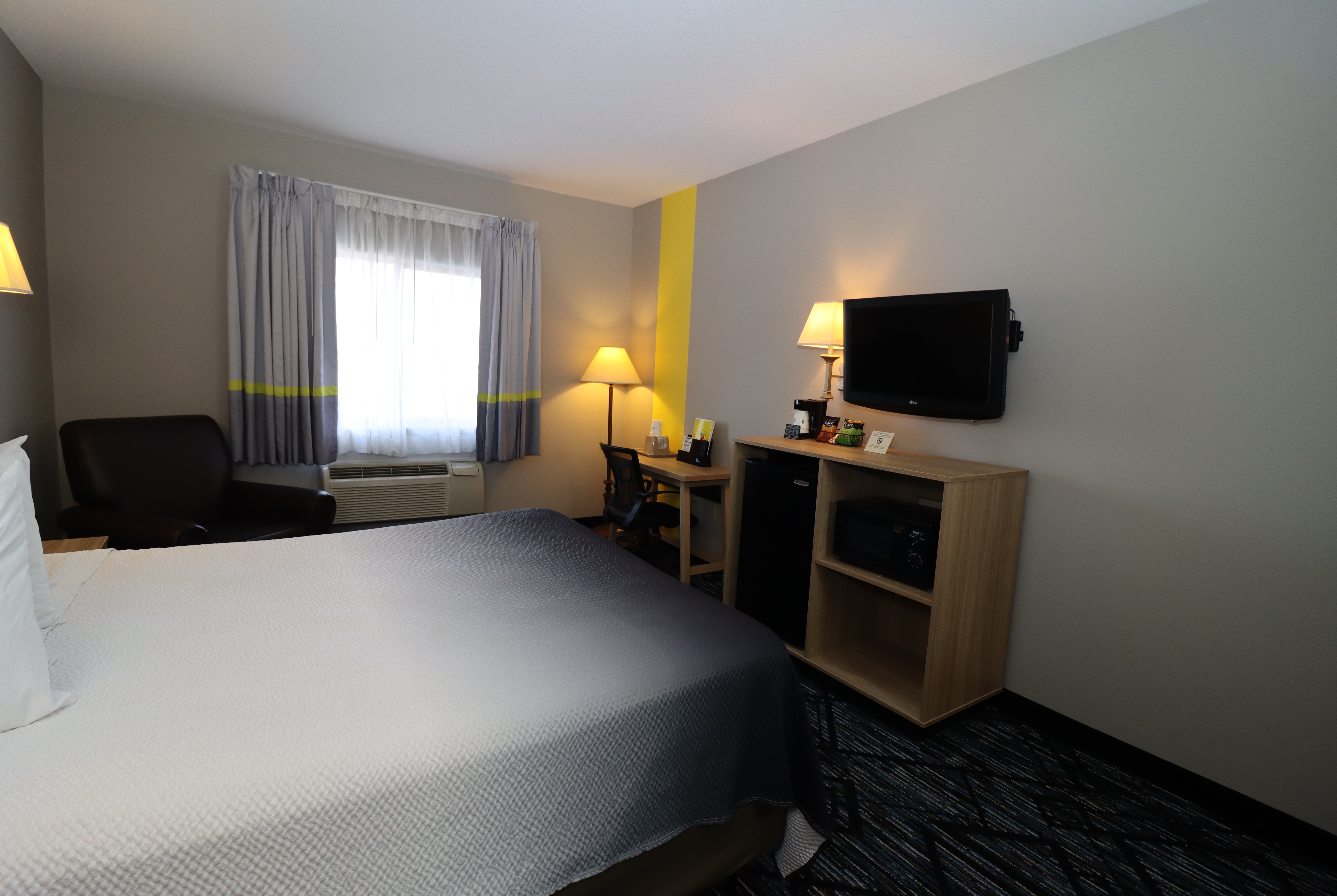 Guest room at the Super 8 by Wyndham Perryville in Perryville, Missouri