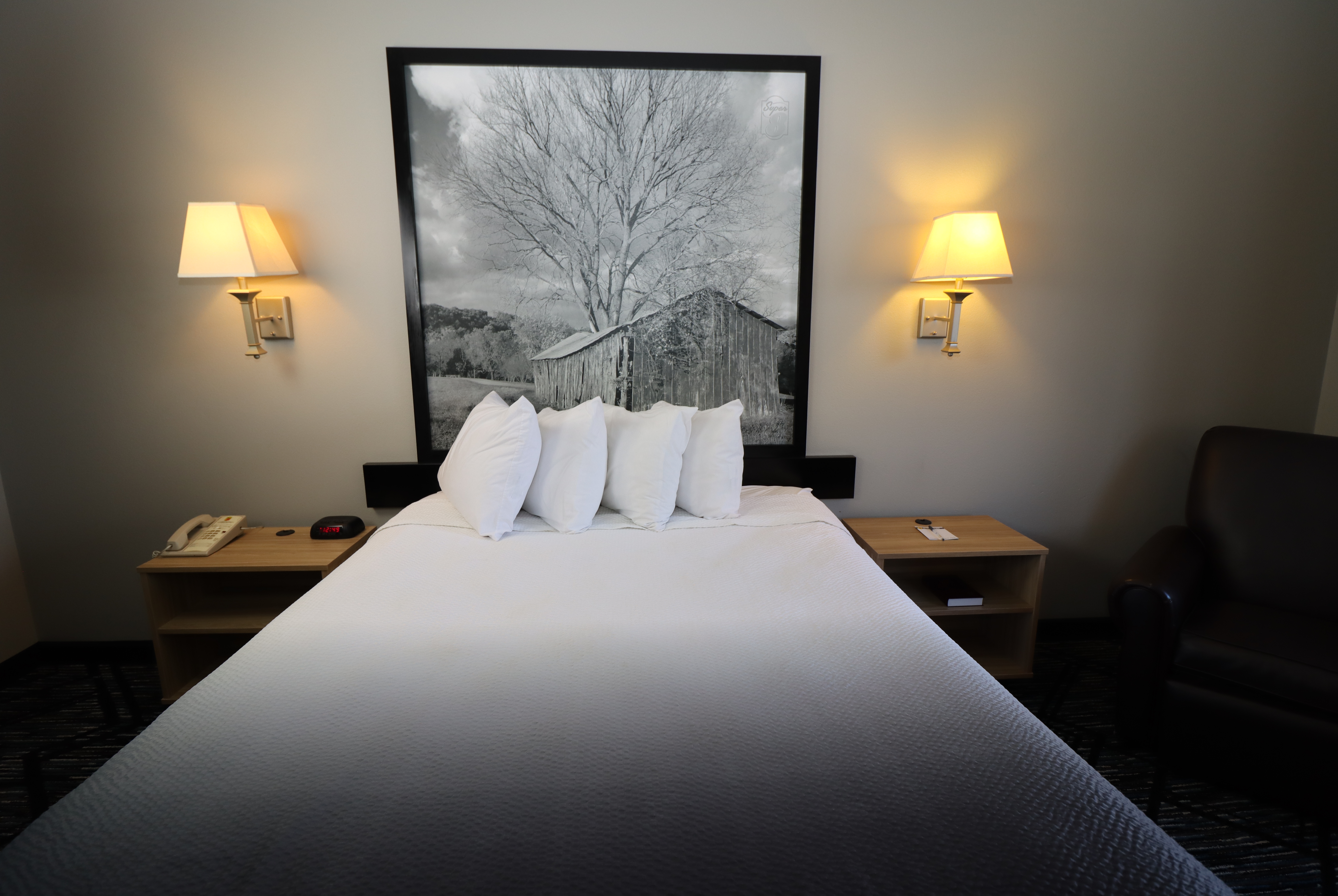 Guest room at the Super 8 by Wyndham Perryville in Perryville, Missouri