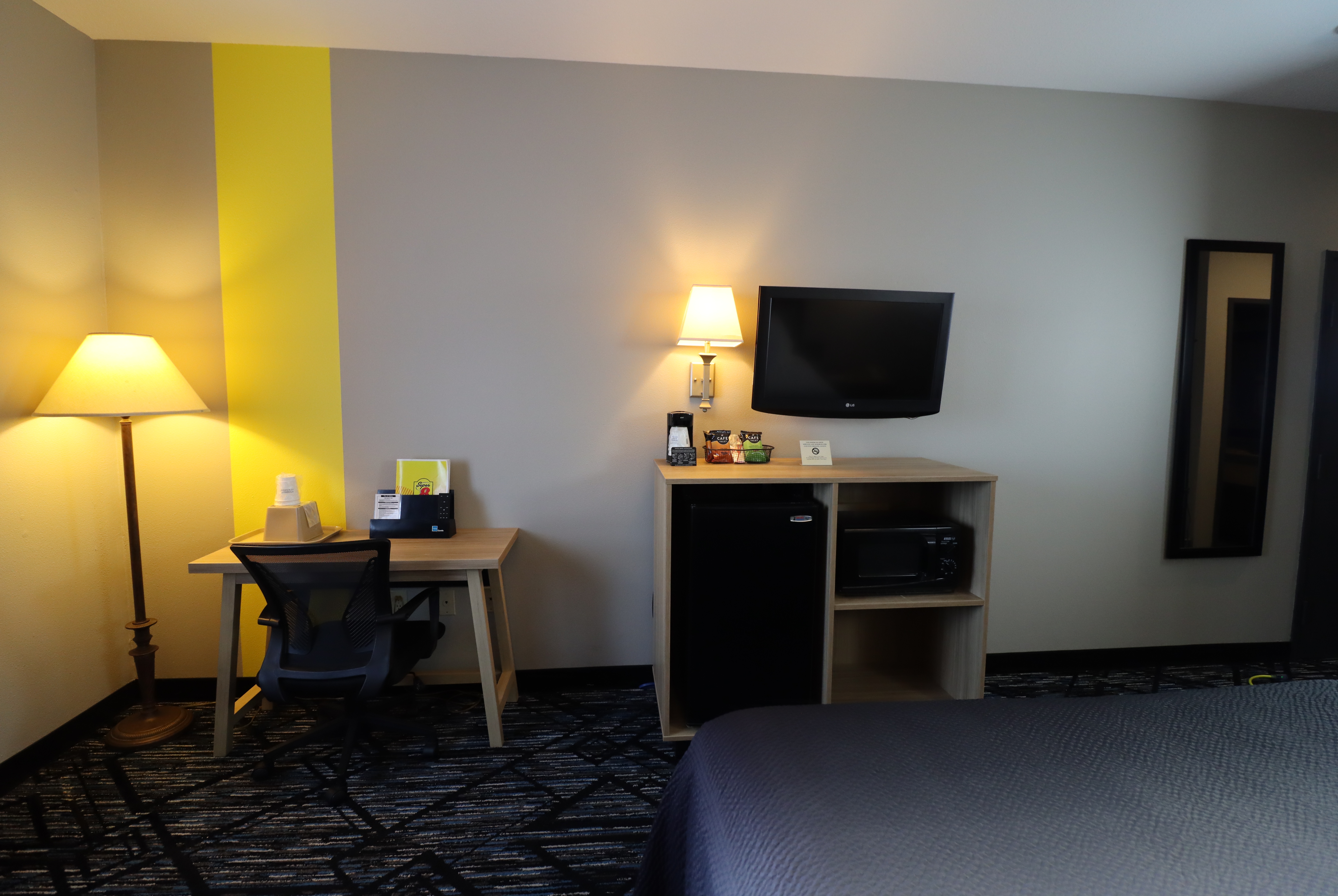 Guest room at the Super 8 by Wyndham Perryville in Perryville, Missouri