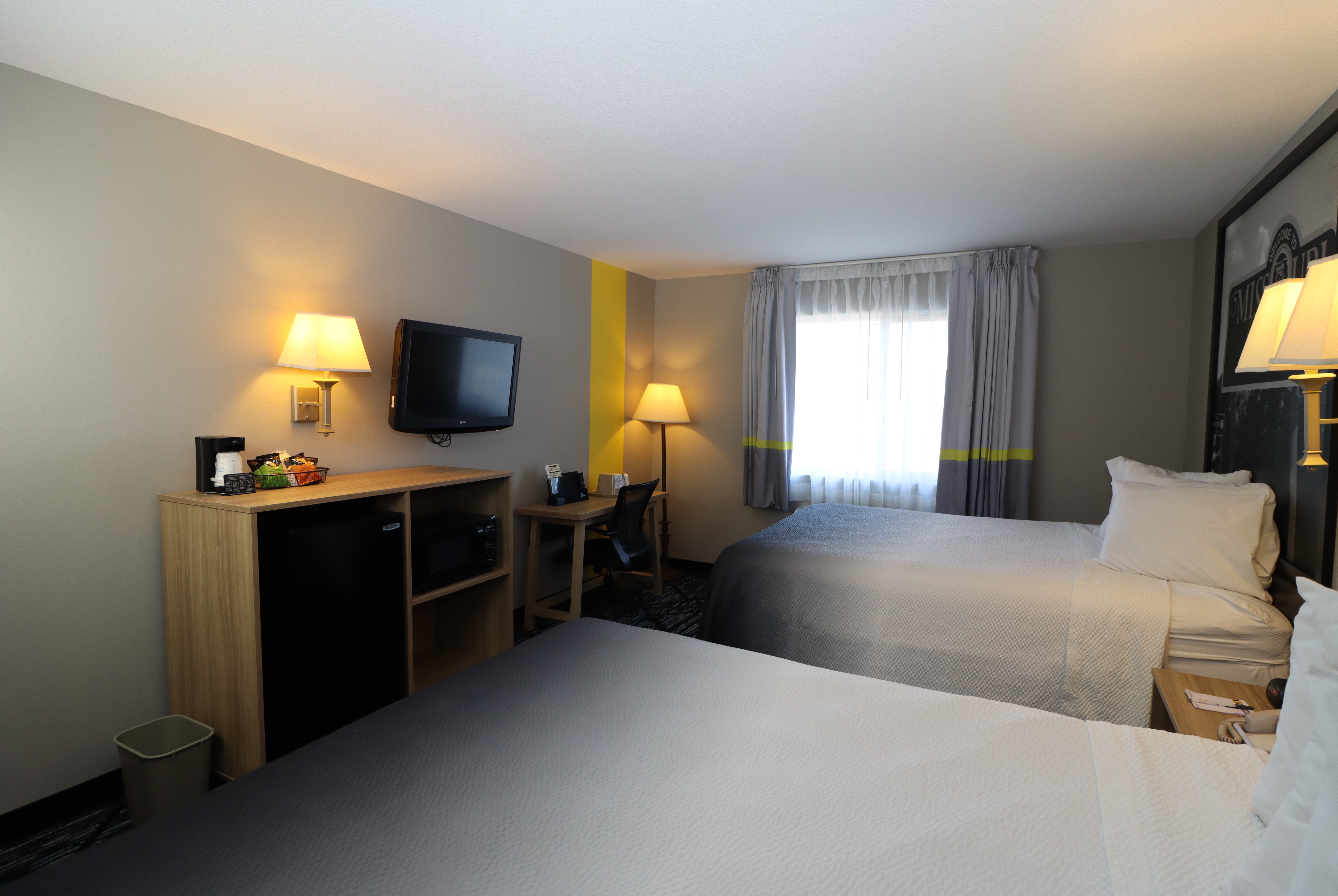 Guest room at the Super 8 by Wyndham Perryville in Perryville, Missouri