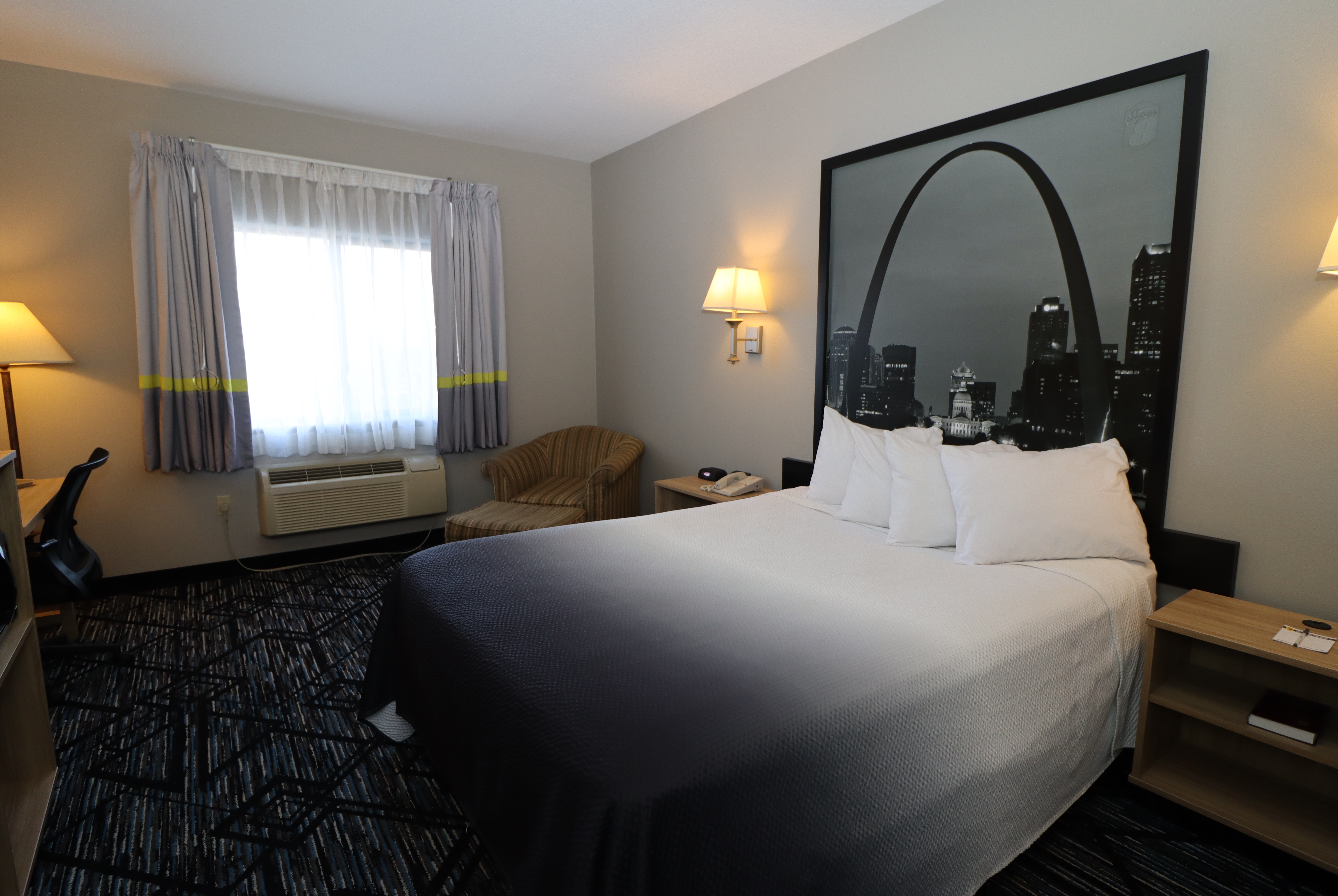 Guest room at the Super 8 by Wyndham Perryville in Perryville, Missouri