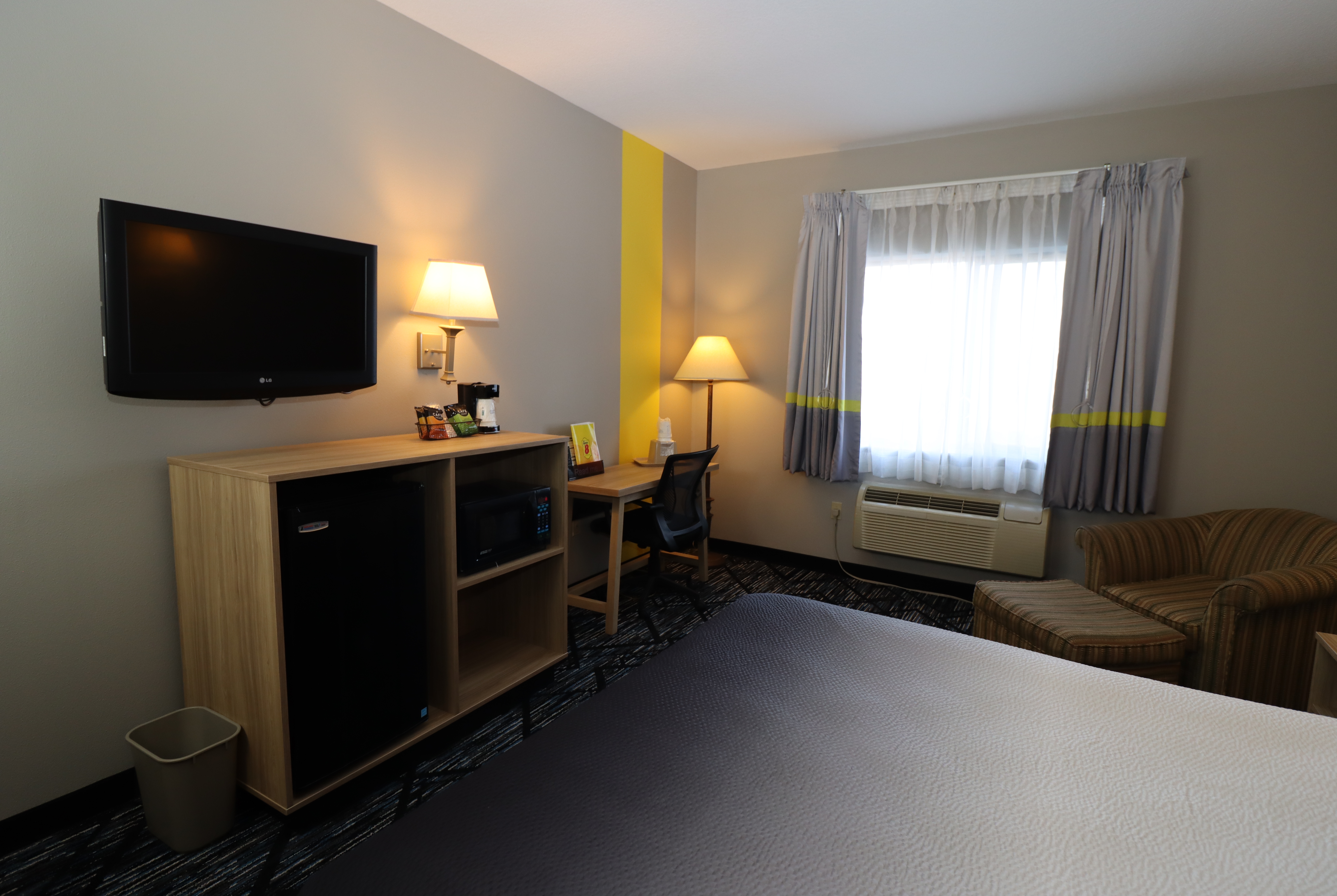 Guest room at the Super 8 by Wyndham Perryville in Perryville, Missouri