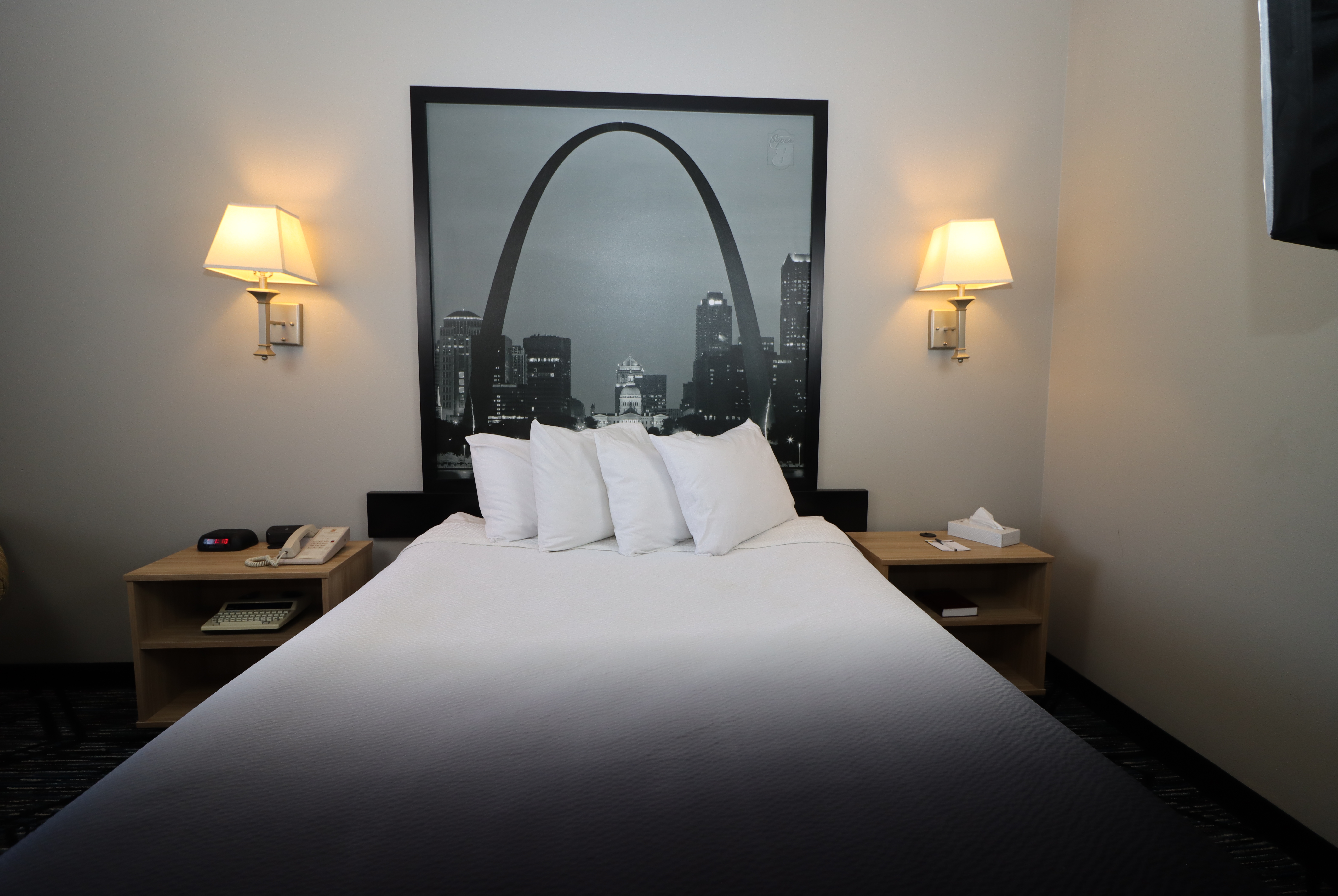 Guest room at the Super 8 by Wyndham Perryville in Perryville, Missouri