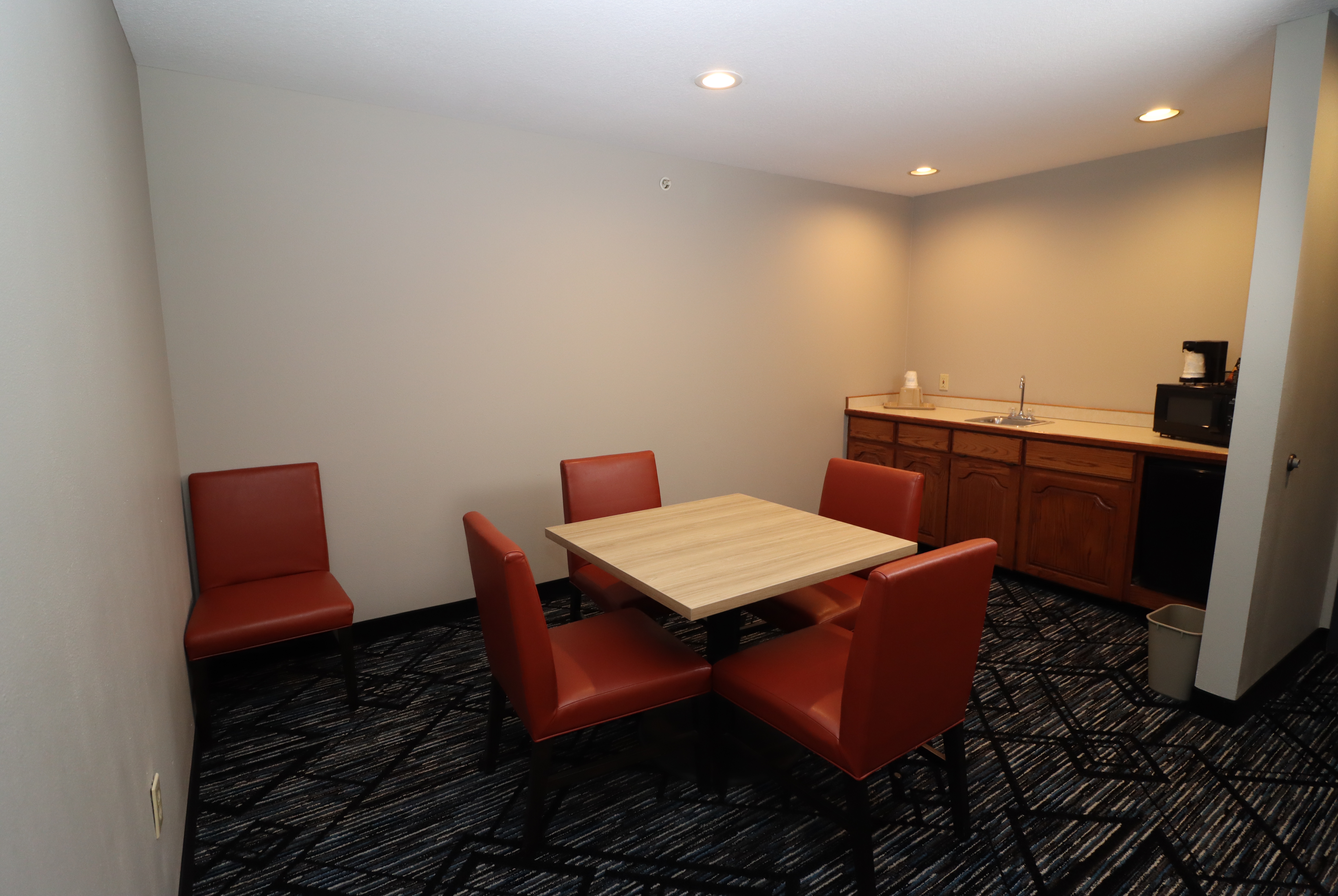 Guest room at the Super 8 by Wyndham Perryville in Perryville, Missouri