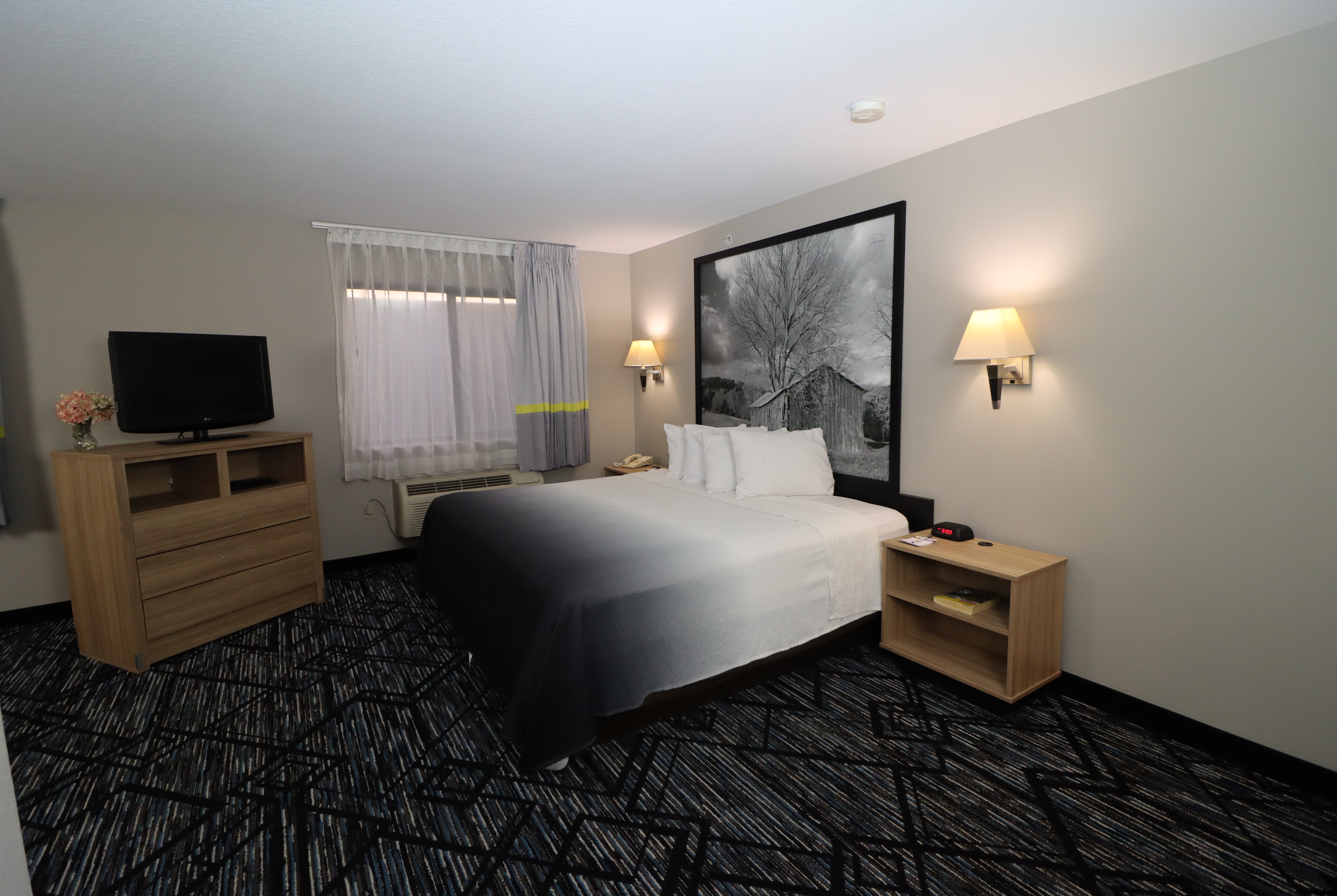 Guest room at the Super 8 by Wyndham Perryville in Perryville, Missouri