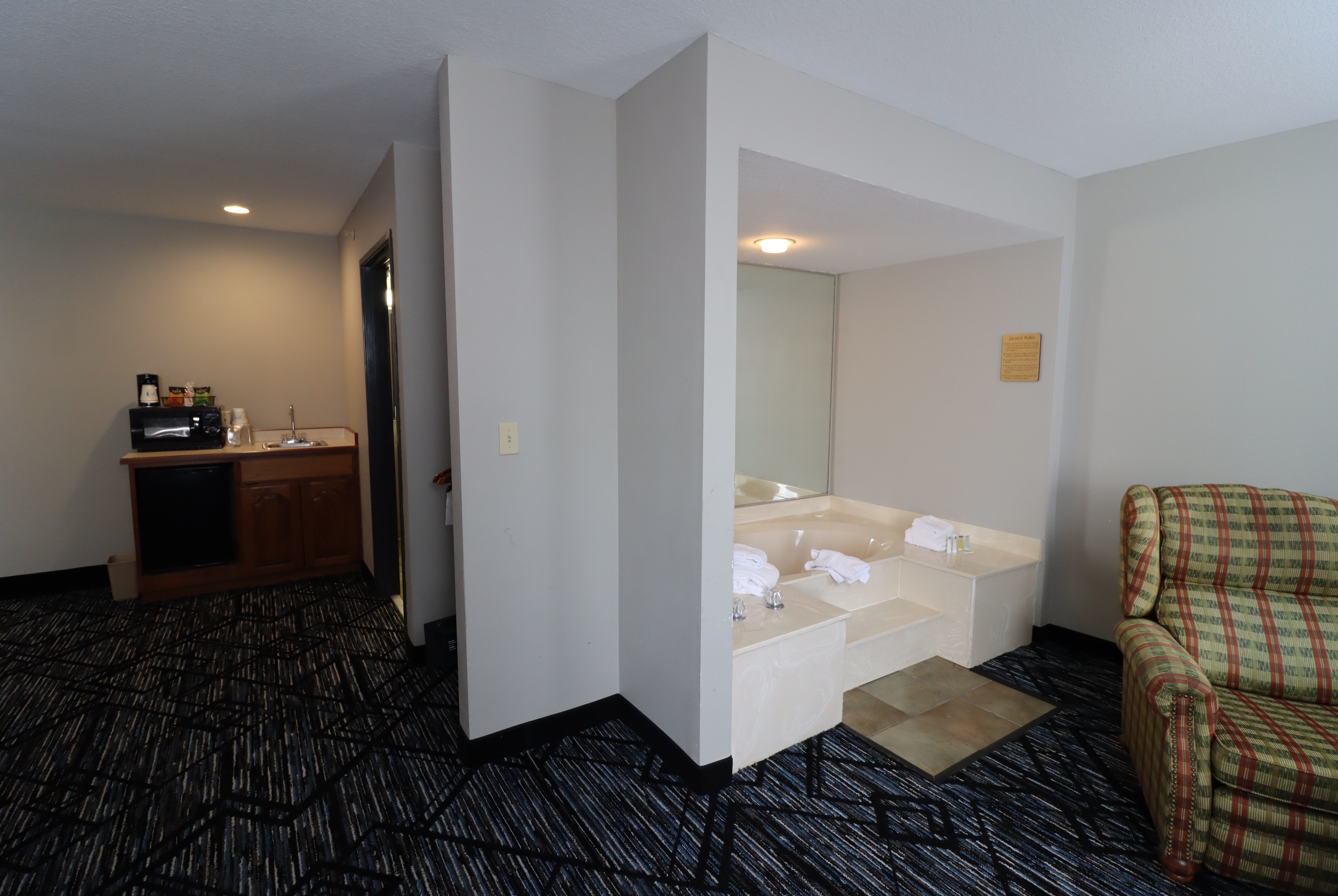 Guest room at the Super 8 by Wyndham Perryville in Perryville, Missouri