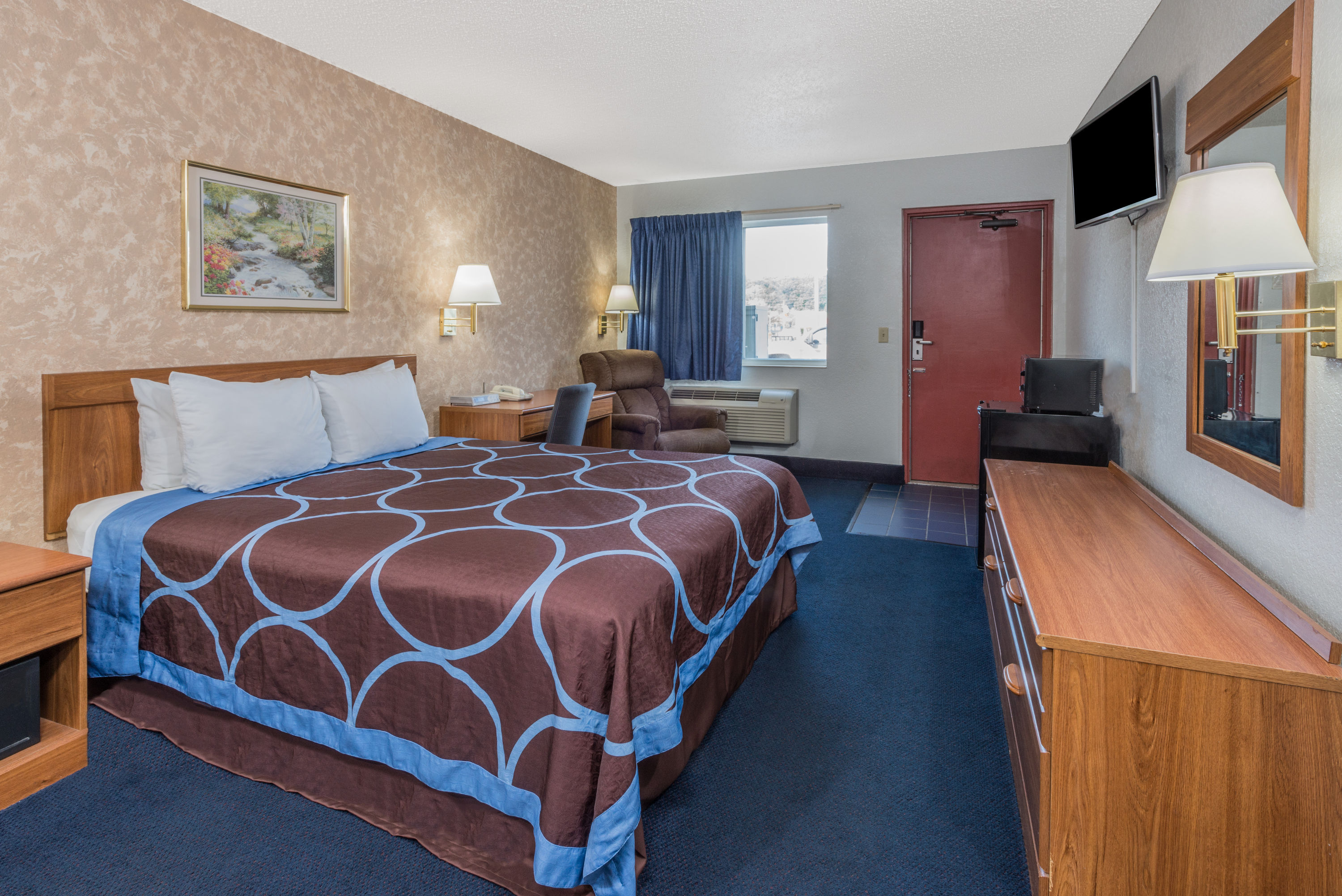 Guest room at the Super 8 by Wyndham Potosi in Potosi, Missouri