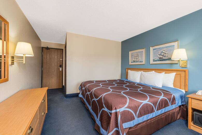 Guest room at the Super 8 Potosi in Potosi, Missouri