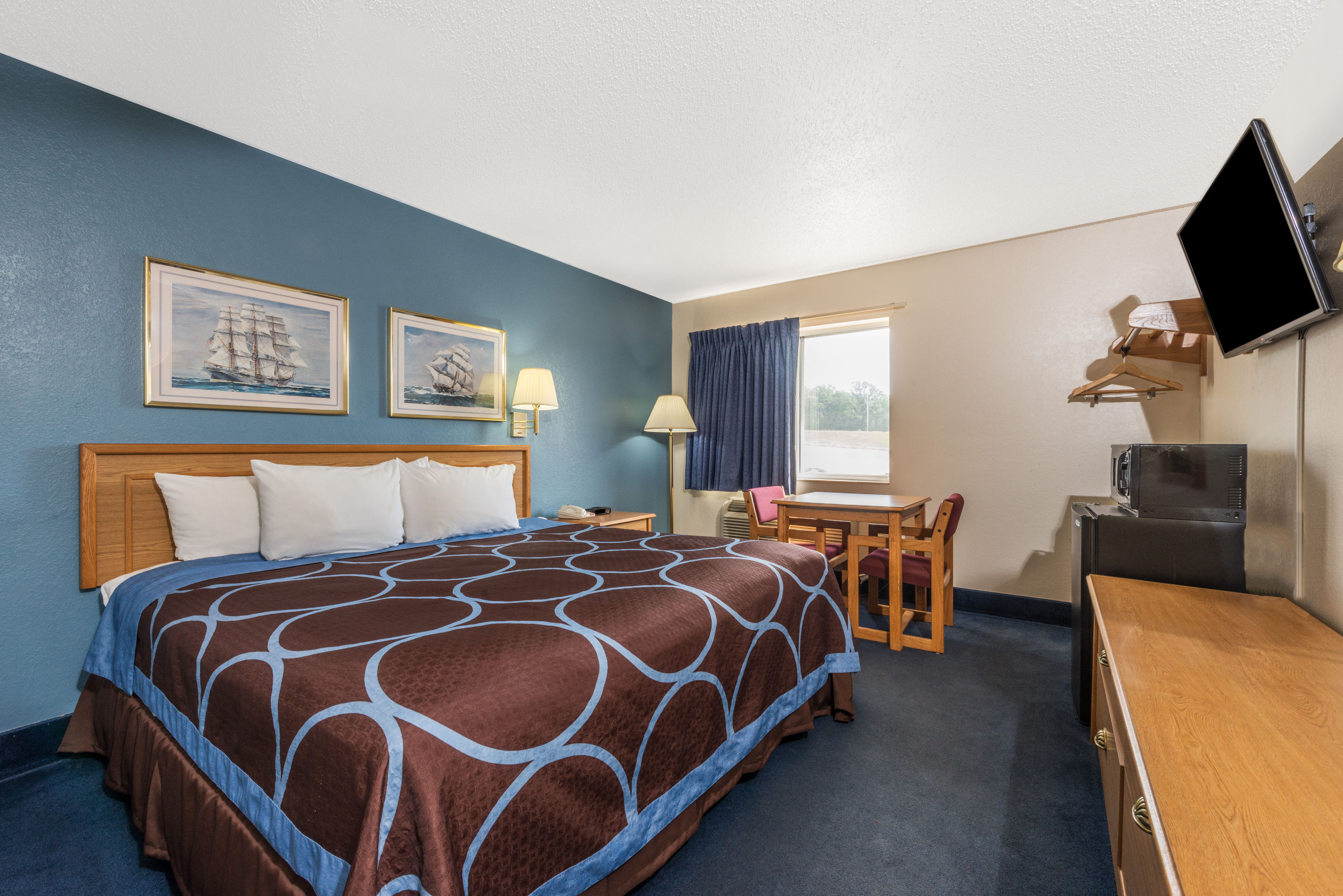 Guest room at the Super 8 by Wyndham Potosi in Potosi, Missouri
