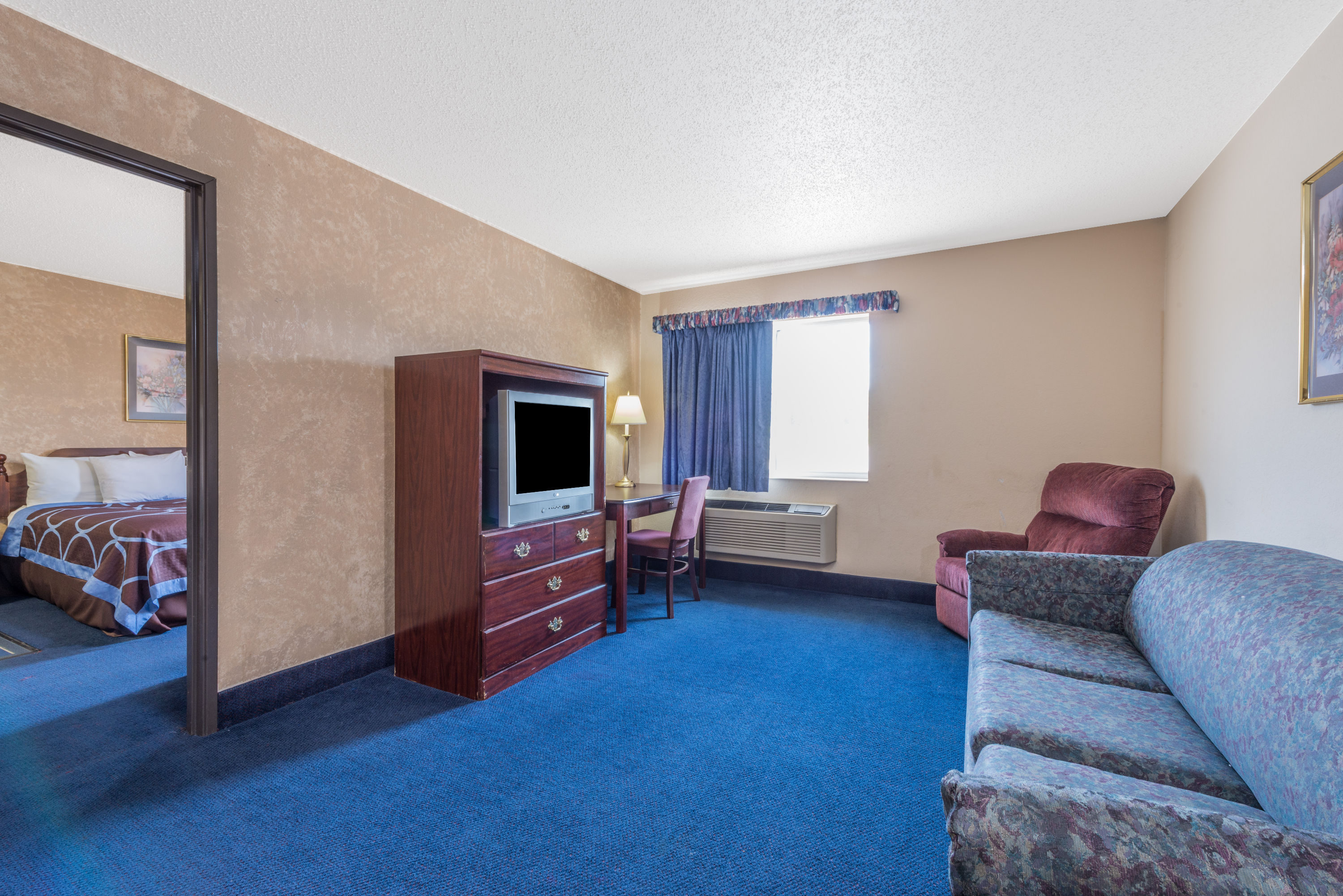 Super 8 by Wyndham Potosi suite in Potosi, Missouri