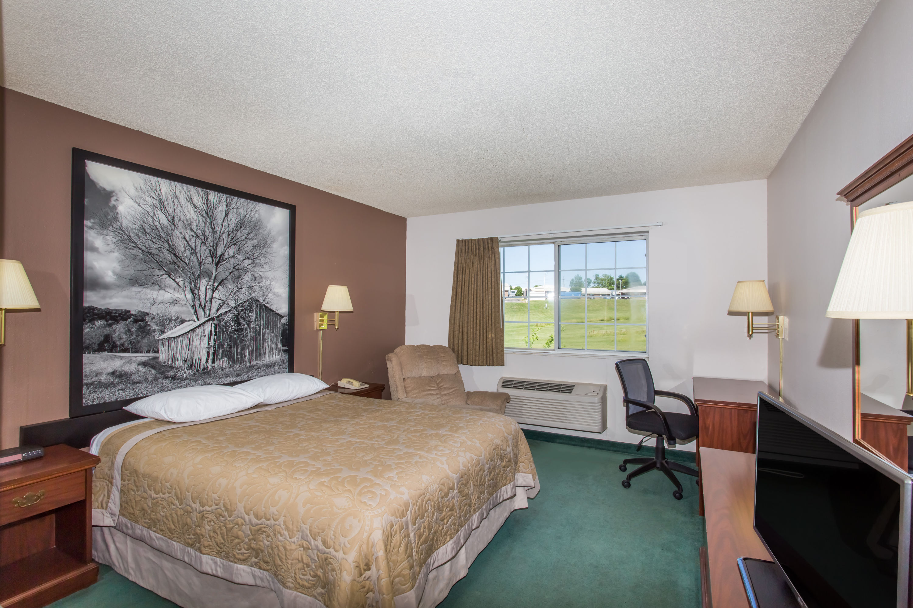 Guest room at the Super 8 by Wyndham Richmond in Richmond, Missouri