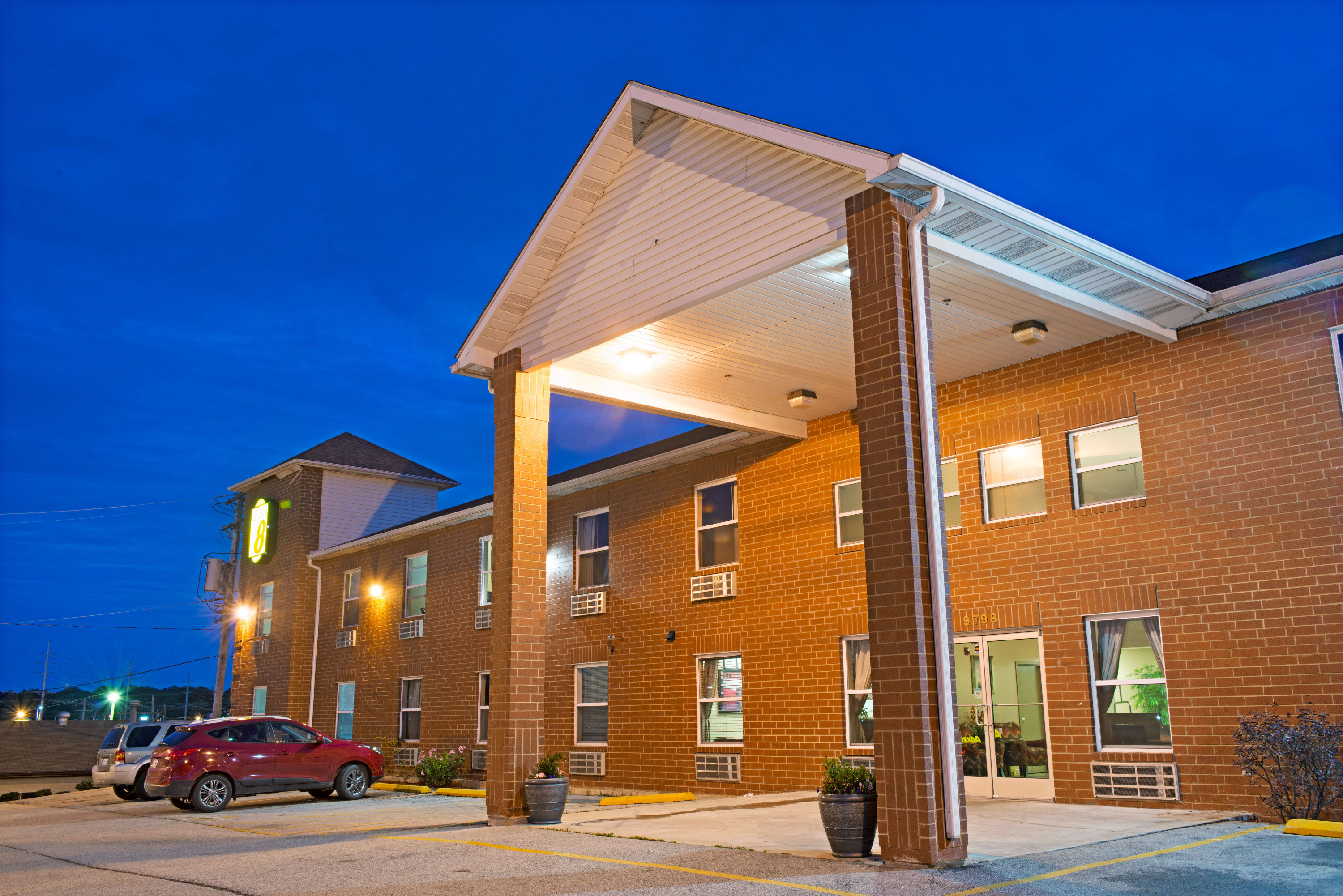 Exterior of Super 8 by Wyndham St. Louis Airport hotel in Saint Louis, Missouri