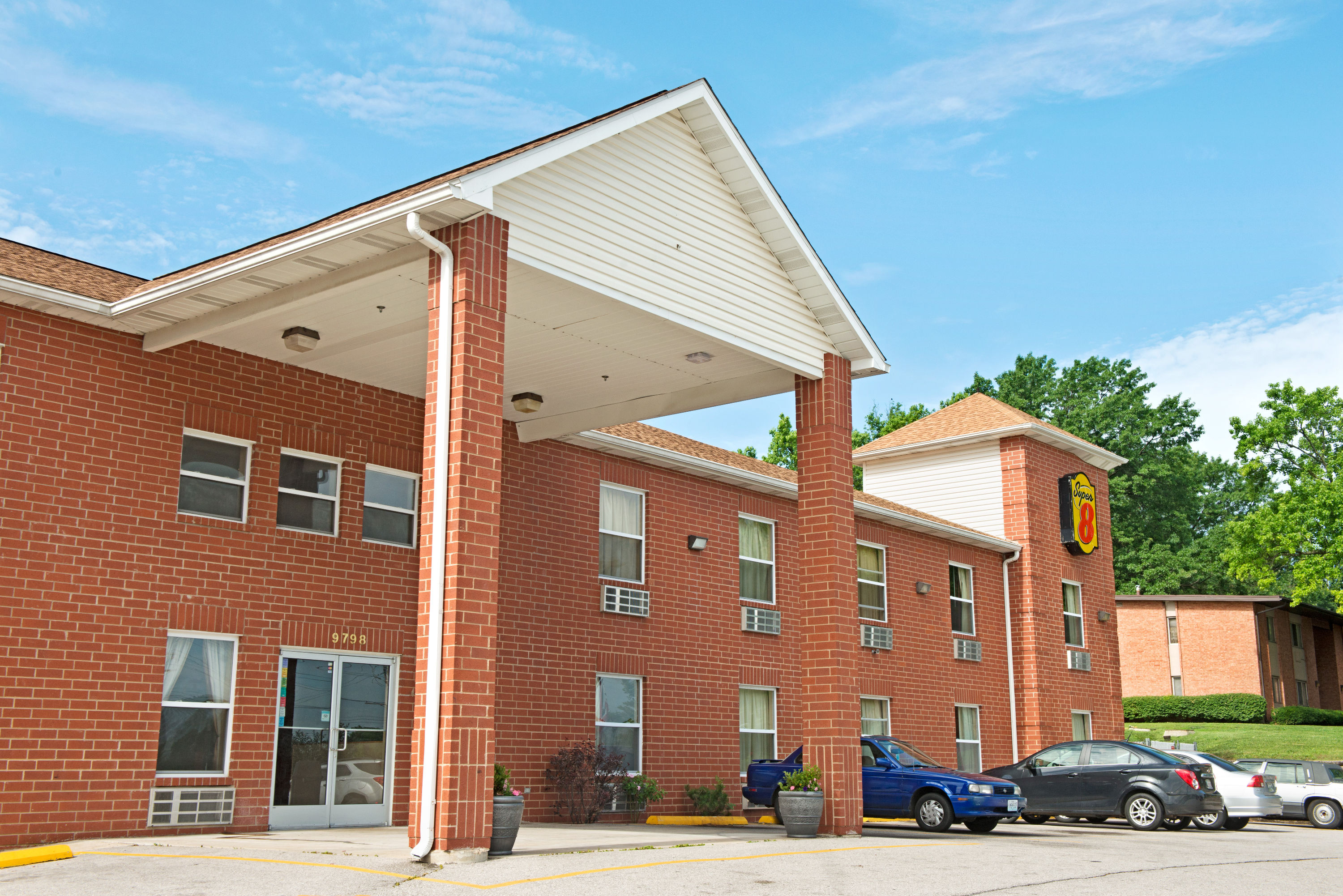 Exterior of Super 8 by Wyndham St. Louis Airport hotel in Saint Louis, Missouri
