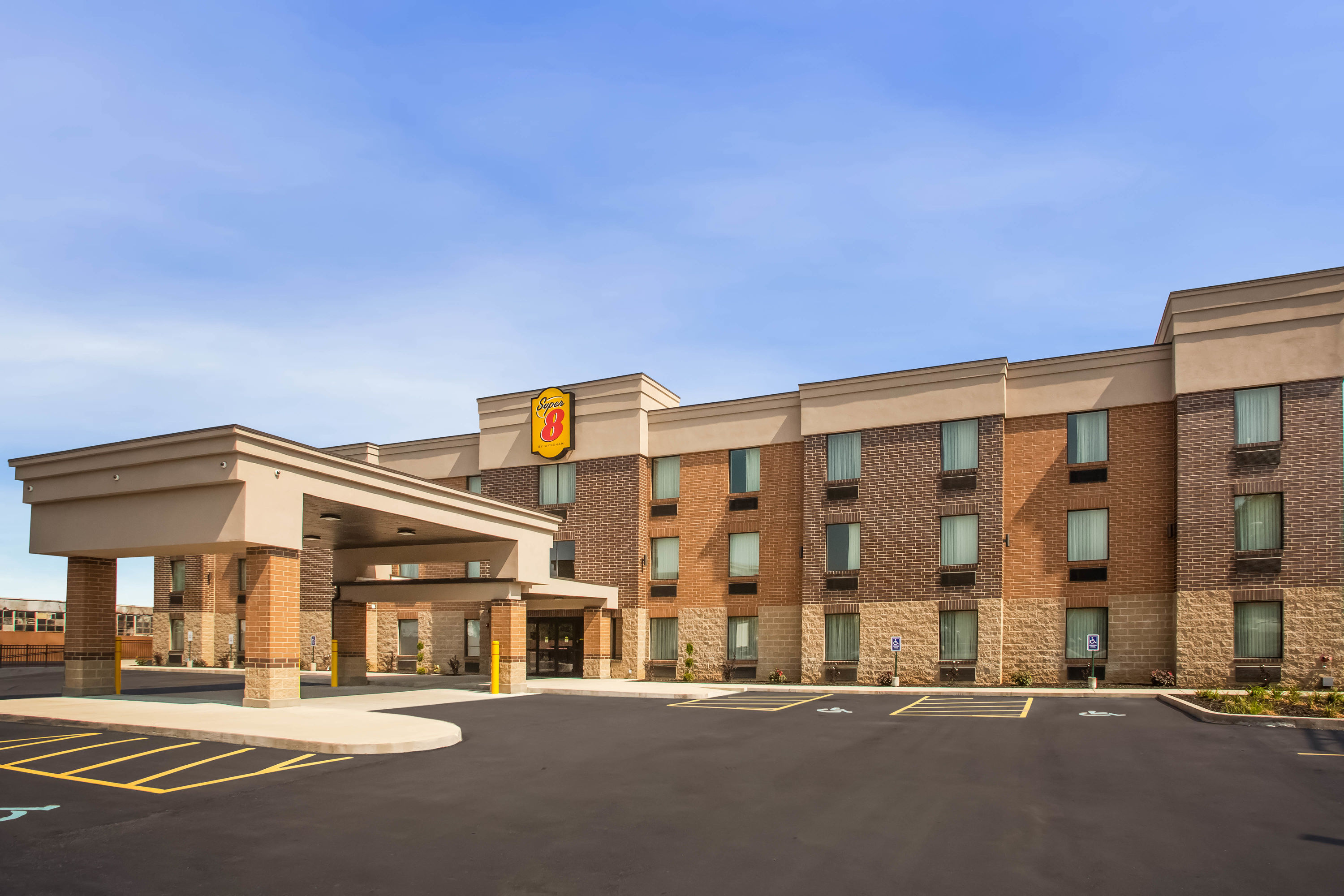 Exterior Day Image of Super 8 by Wyndham St. Louis North hotel in Saint Louis, Missouri