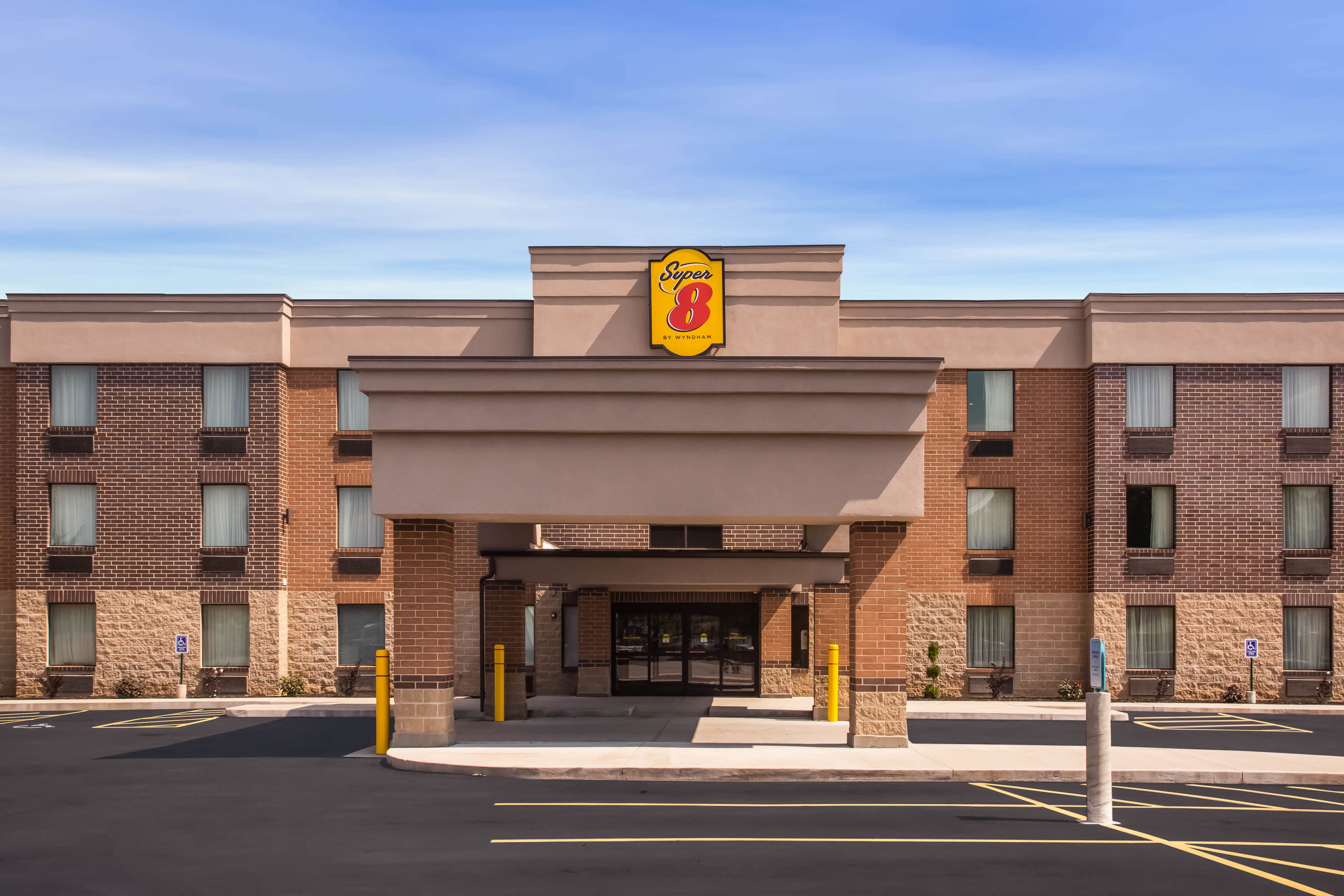 Exterior Day Image of Super 8 by Wyndham St. Louis North hotel in Saint Louis, Missouri