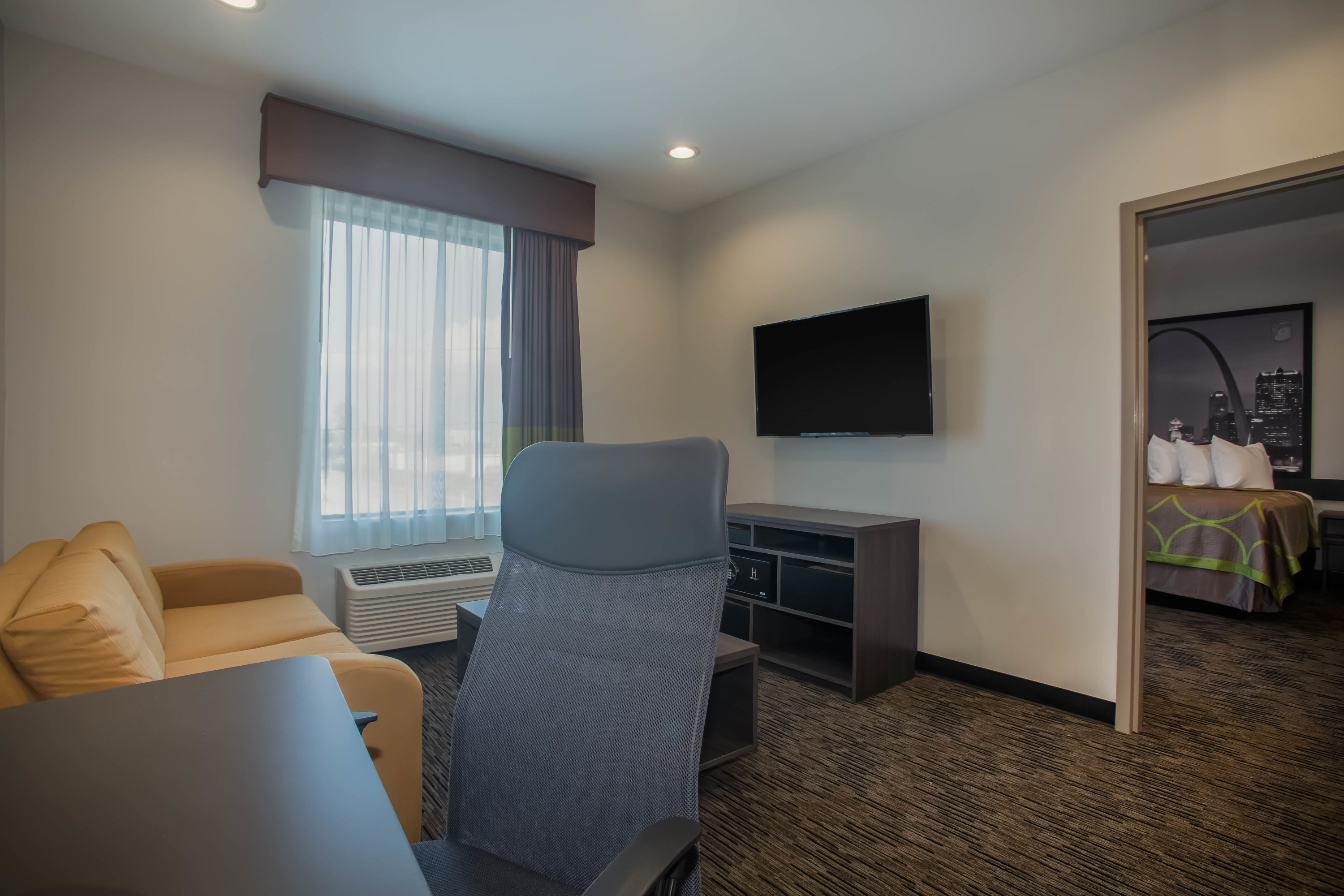 Super 8 by Wyndham St. Louis North suite in Saint Louis, Missouri