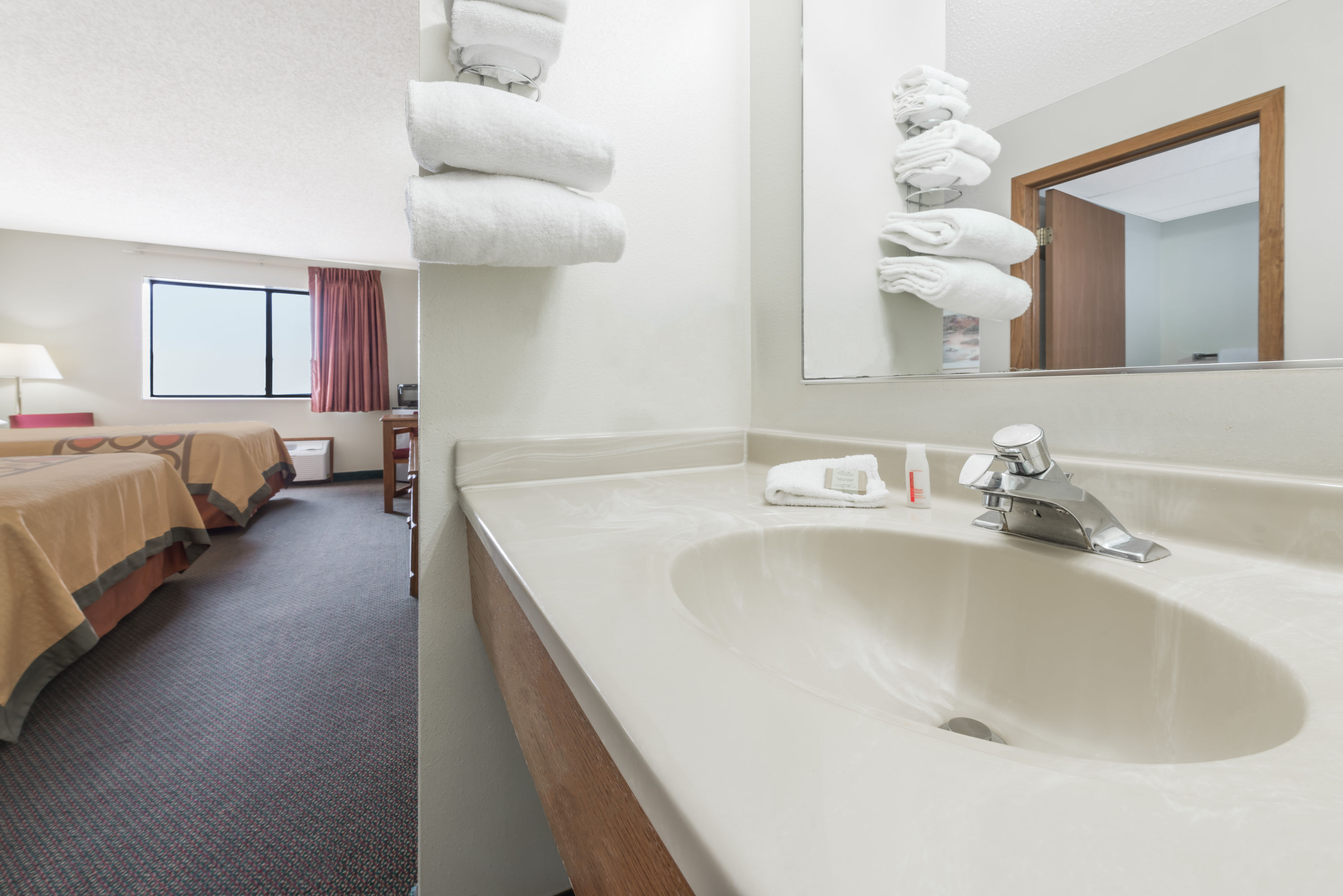 Guest room bath at the Super 8 by Wyndham Smithville/Kansas City in Smithville, Missouri