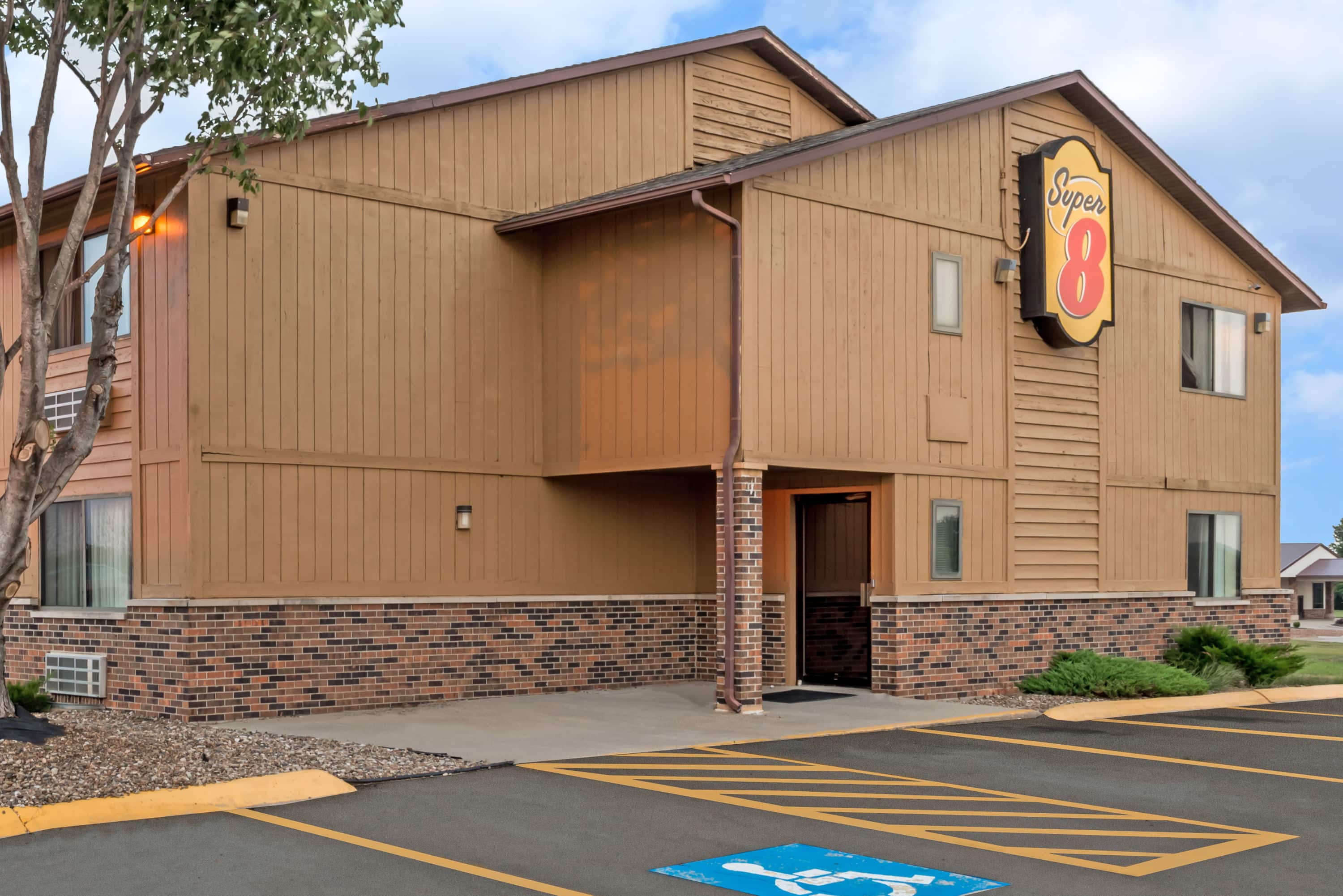 Super 8 By Wyndham Smithville Lake Smithville Mo Hotels