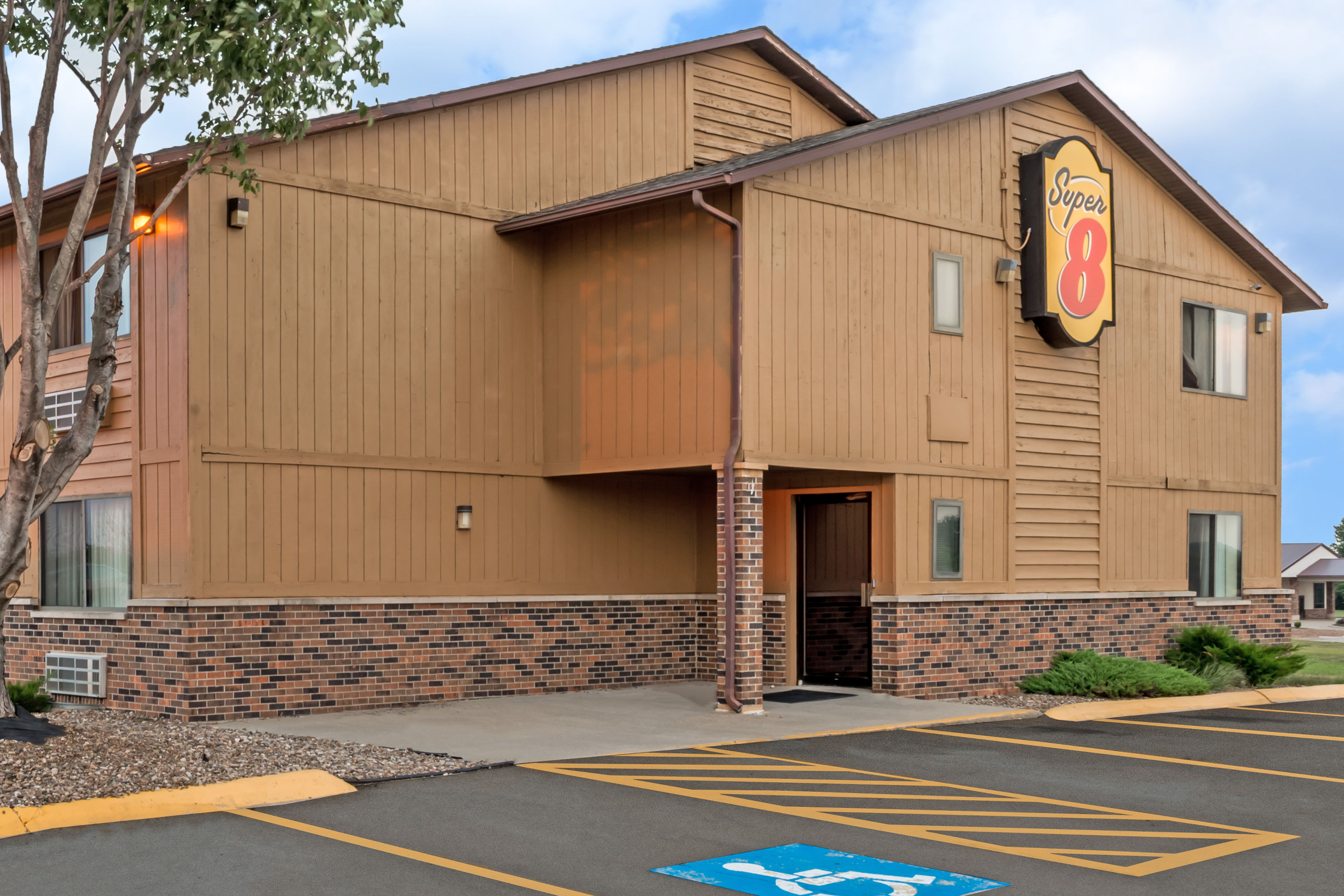 Exterior Day Image of Super 8 by Wyndham Smithville/Kansas City hotel in Smithville, Missouri