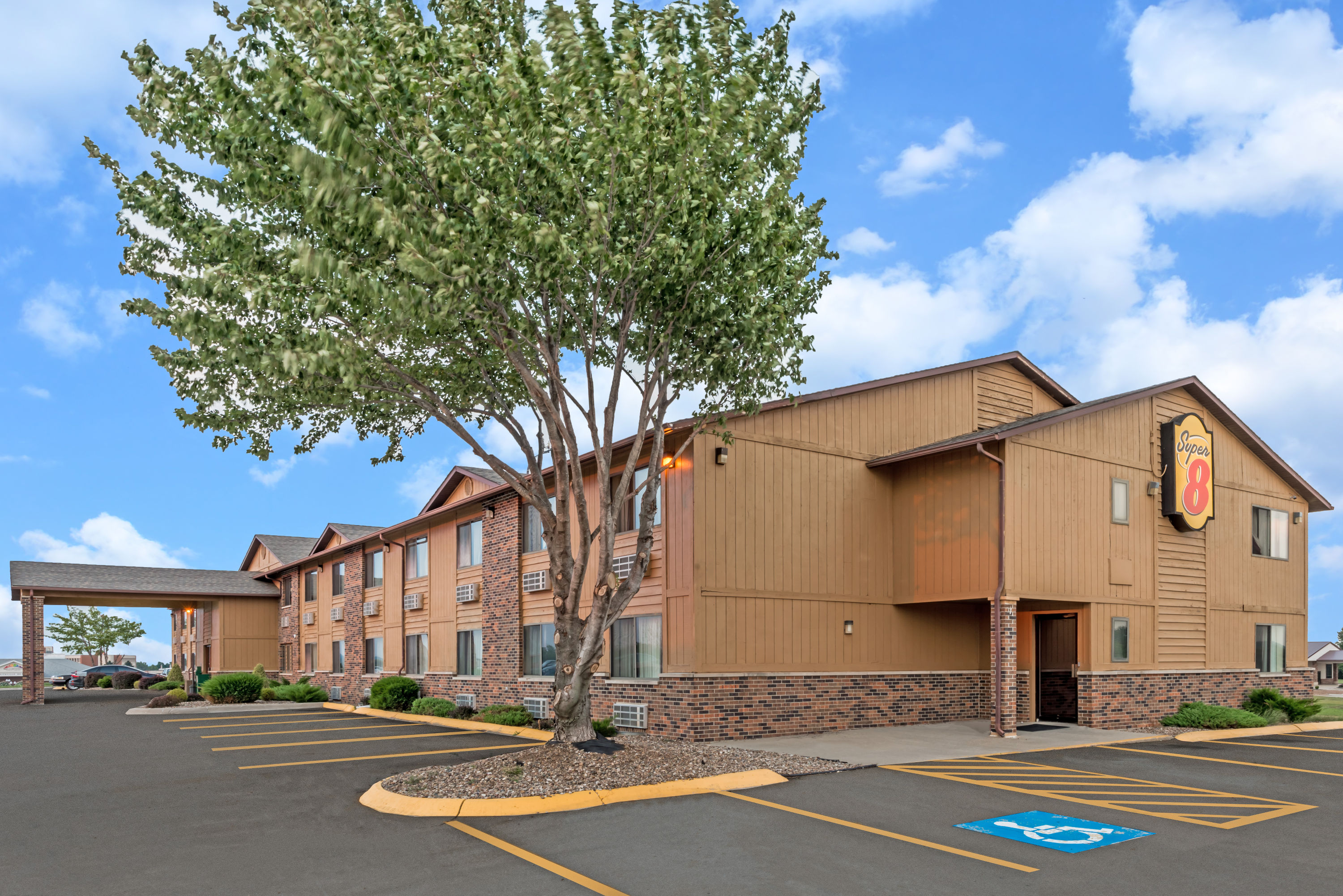 Exterior Day Image of Super 8 by Wyndham Smithville/Kansas City hotel in Smithville, Missouri