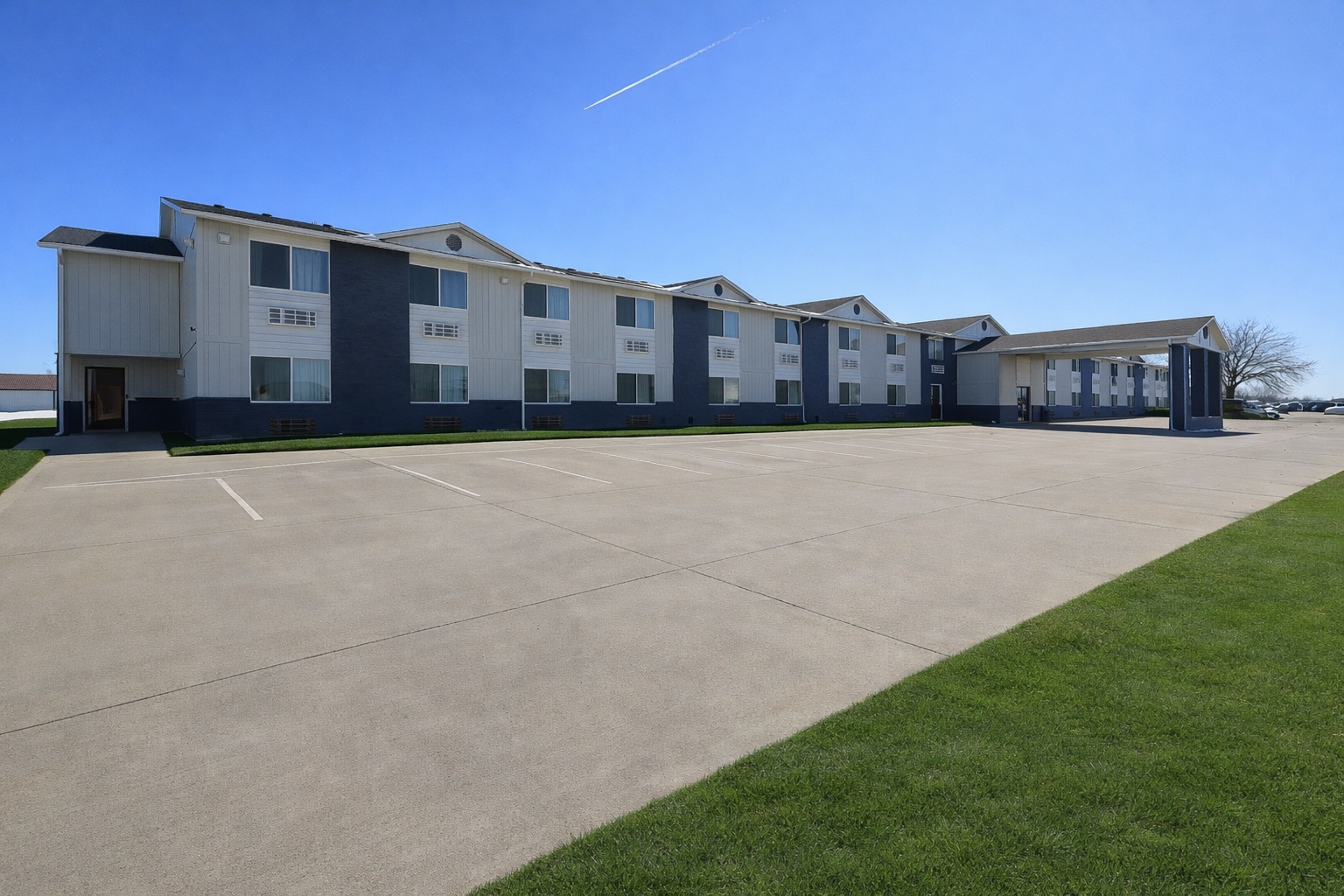 Exterior of Super 8 by Wyndham Smithville/Kansas City hotel in Smithville, Missouri