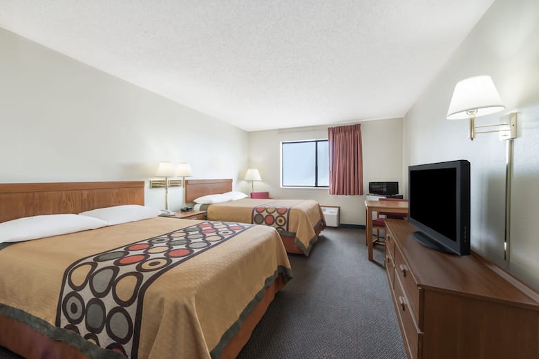 Guest room at the Super 8 Smithville Lake in Smithville, Missouri